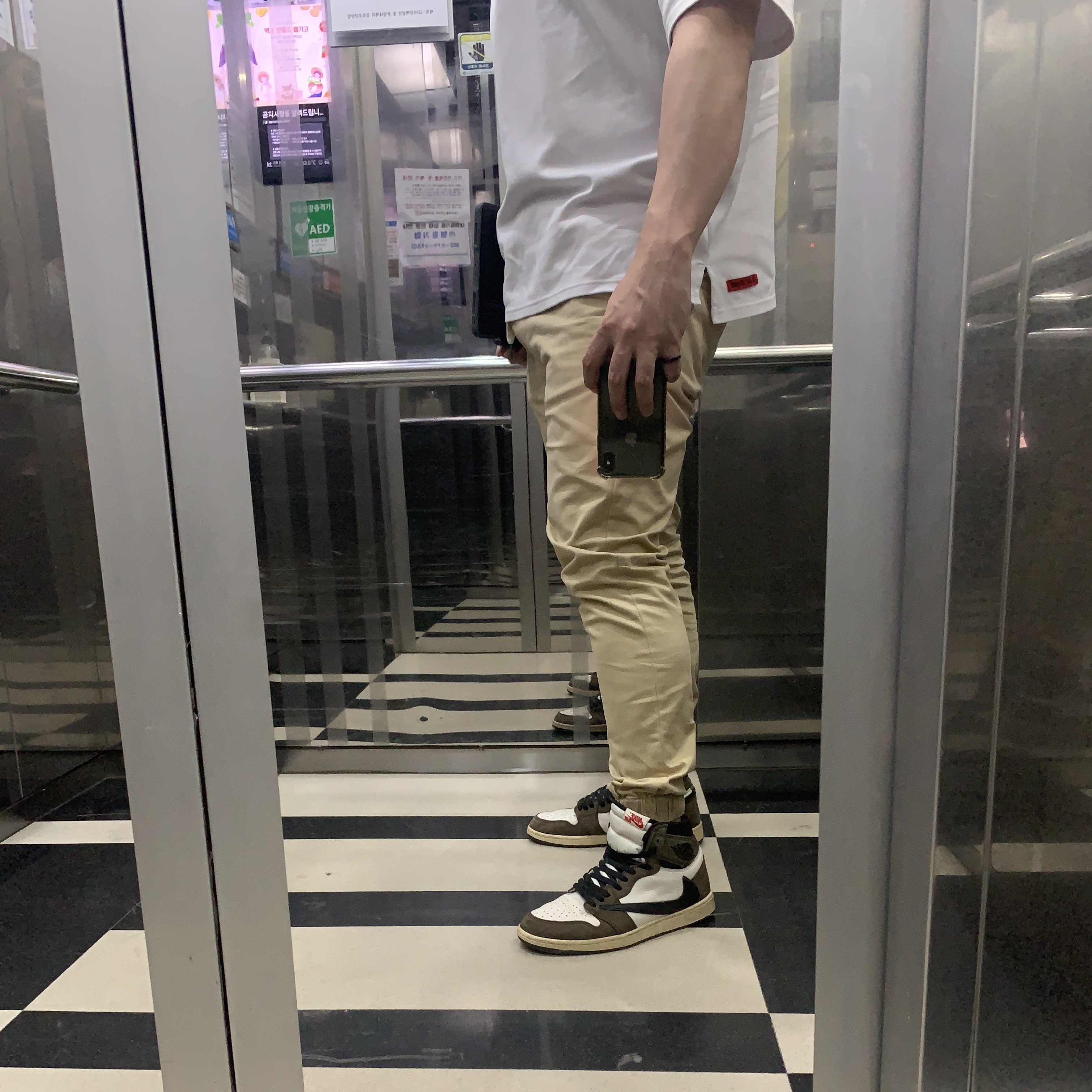 Jordan 1 x Travis Scott Retro High OG SP Mocha 착용 스타일