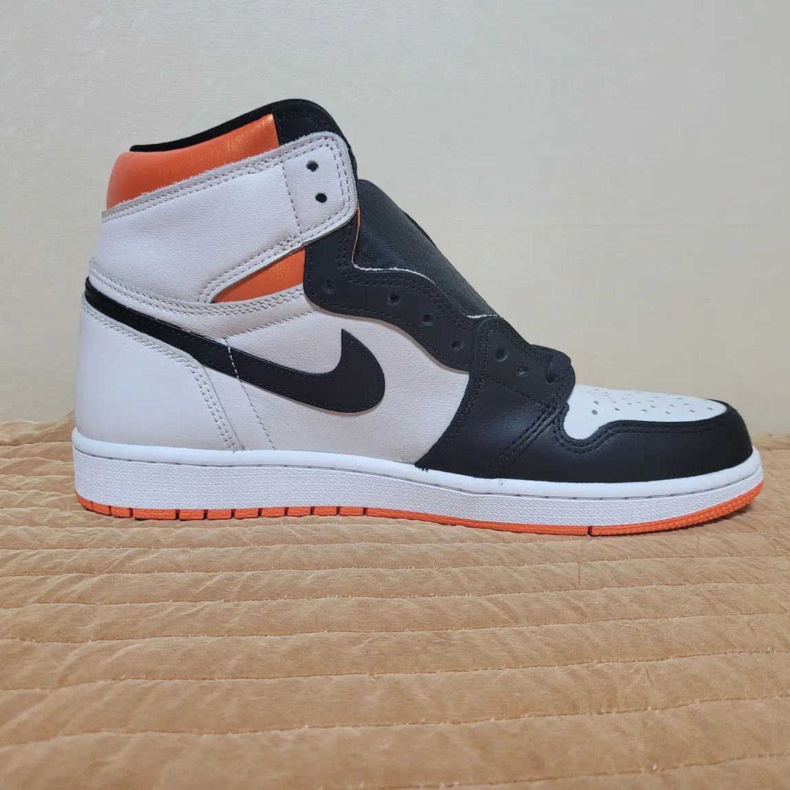 Jordan 1 Retro High OG Electro Orange 착용 스타일
