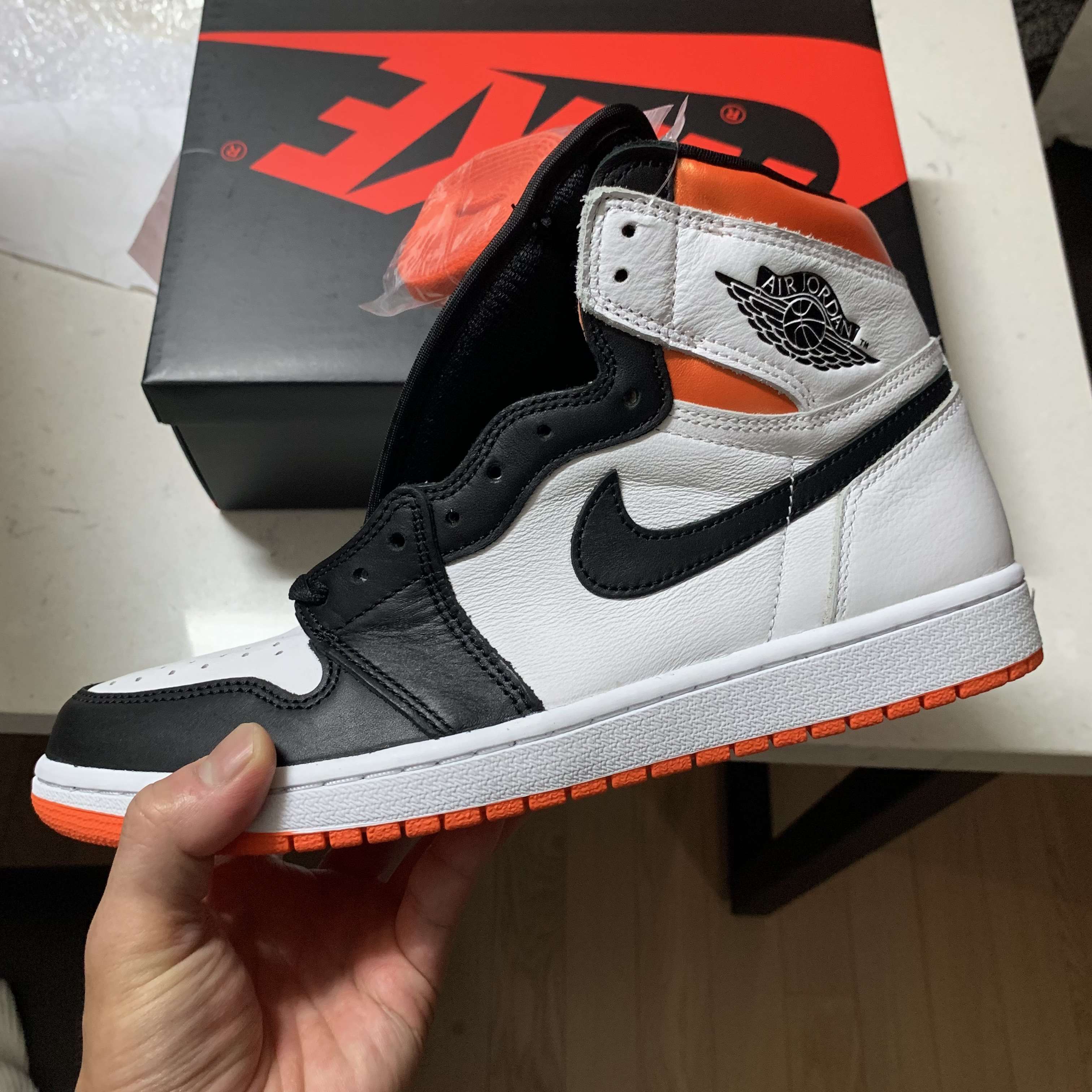 Jordan 1 Retro High OG Electro Orange 착용 스타일