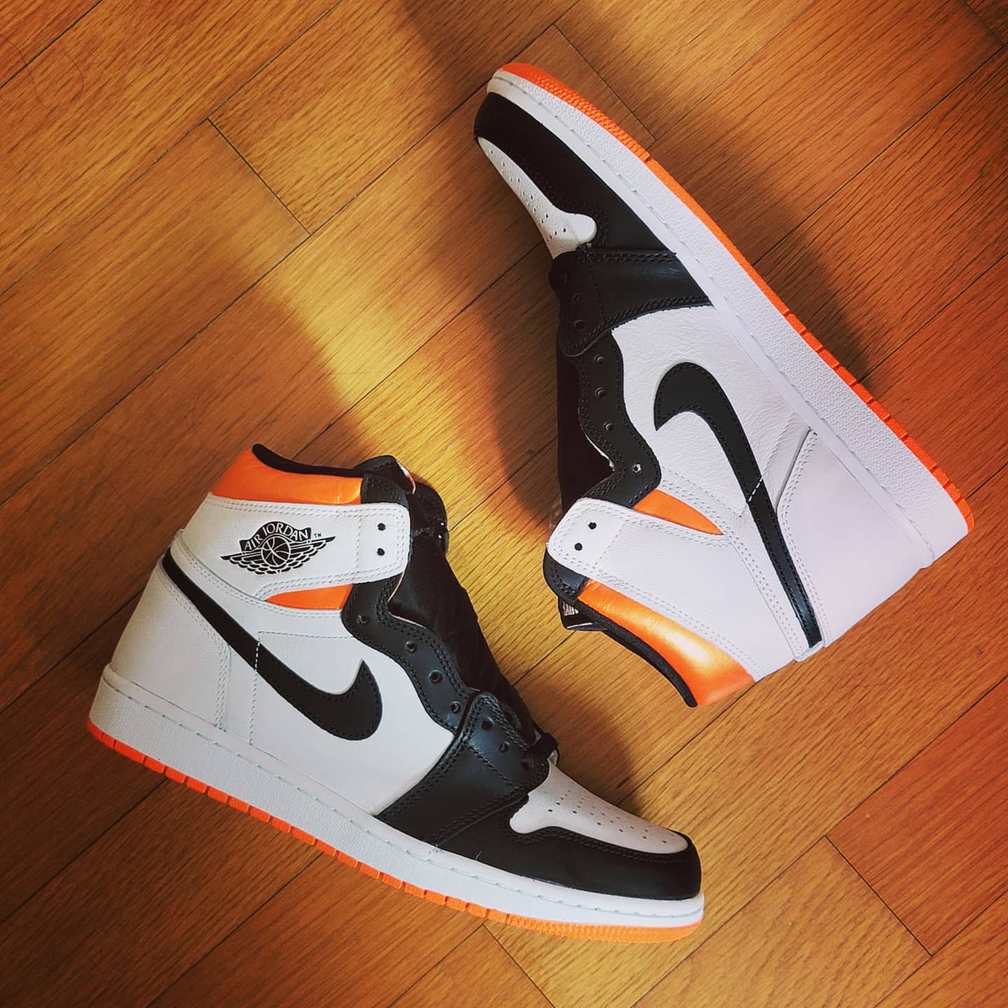 Jordan 1 Retro High OG Electro Orange 착용 스타일