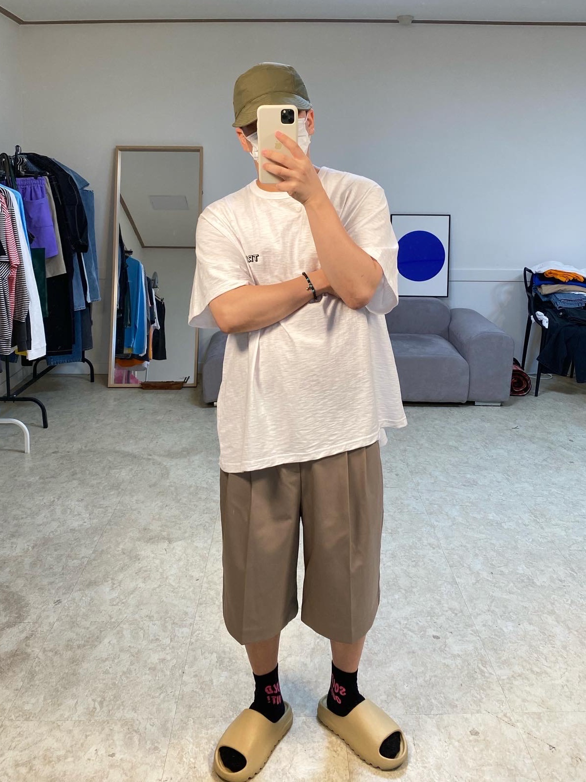 Adidas Yeezy Slide Desert Sand 착용 스타일