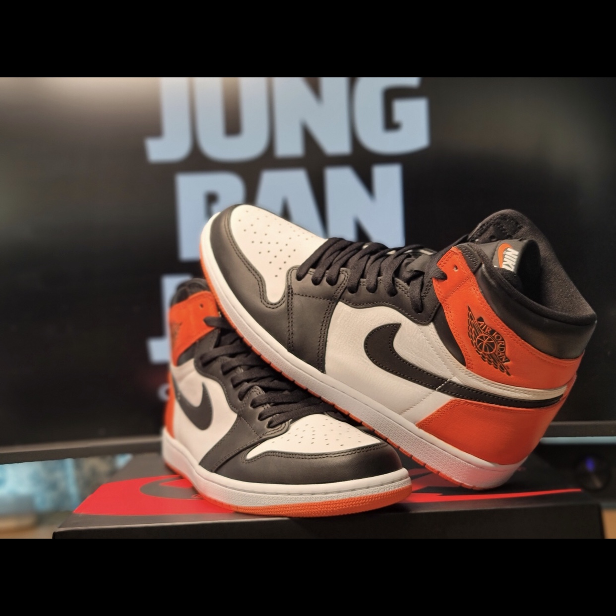 Jordan 1 Retro High OG Electro Orange 착용 스타일 - 1