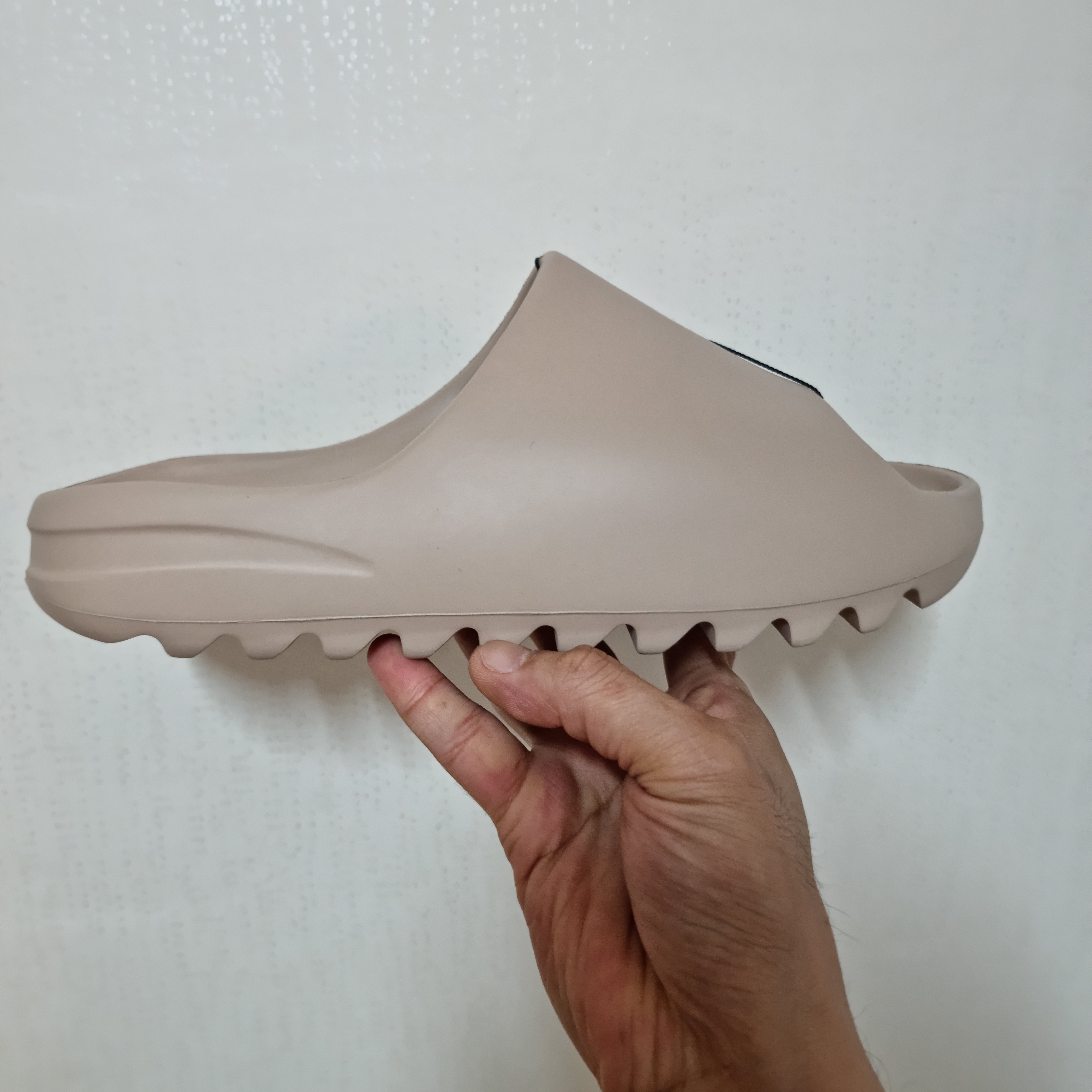 Adidas Yeezy Slide Pure 착용 스타일 - 3