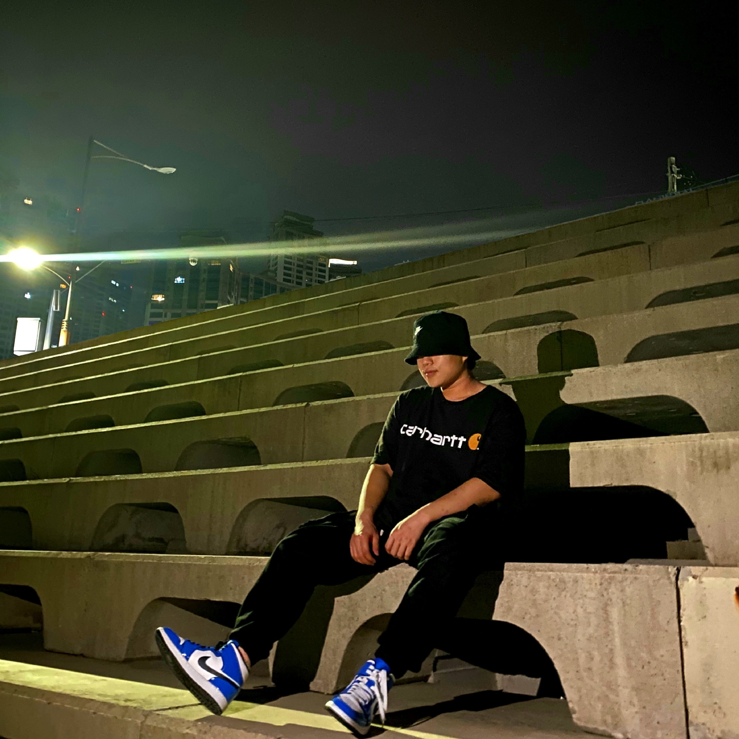 Jordan 1 Mid SE Signal Blue, Nike Futura Washed Bucket Hat Black 착용 스타일 - 1