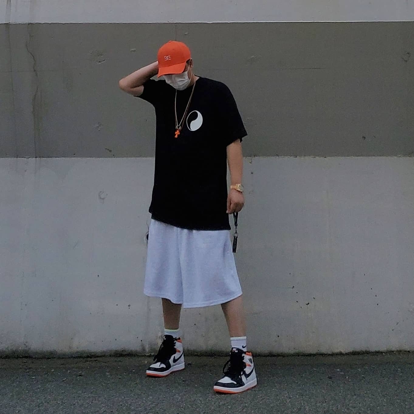 Jordan 1 Retro High OG Electro Orange, Stussy x Our Legacy Ying Yang Pig. Dyed T-Shirt Black 착용 스타일 - 4