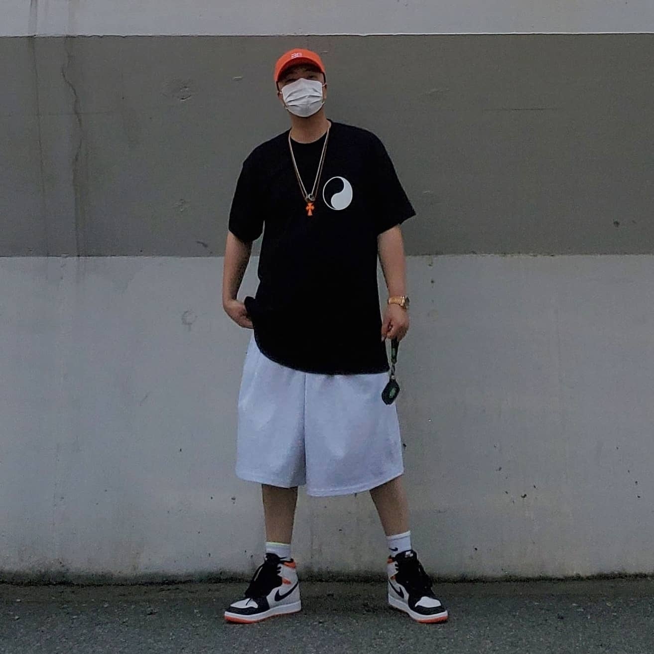 Jordan 1 Retro High OG Electro Orange, Stussy x Our Legacy Ying Yang Pig. Dyed T-Shirt Black 착용 스타일 - 2