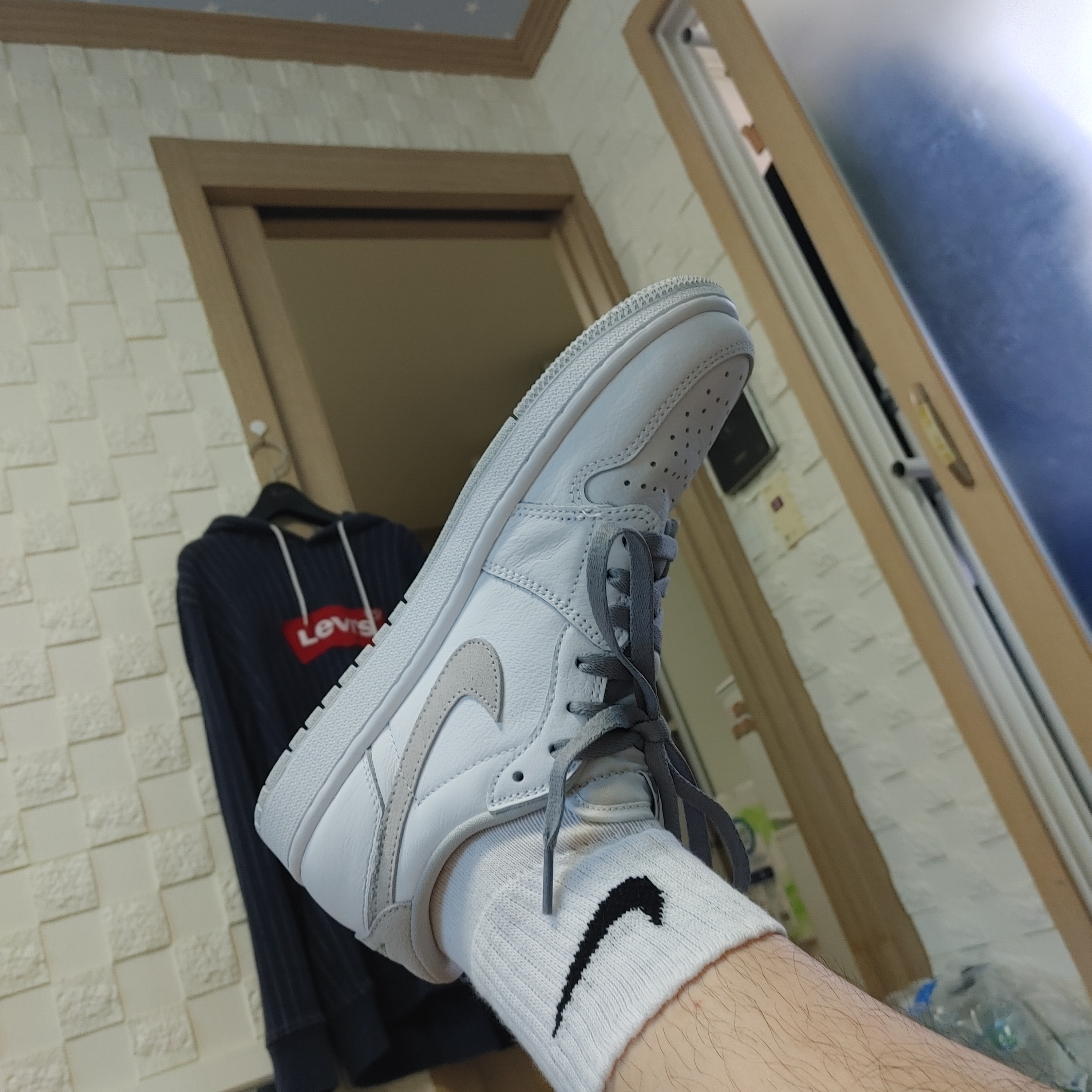 Jordan 1 Low OG Neutral Grey 착용 스타일 - 2