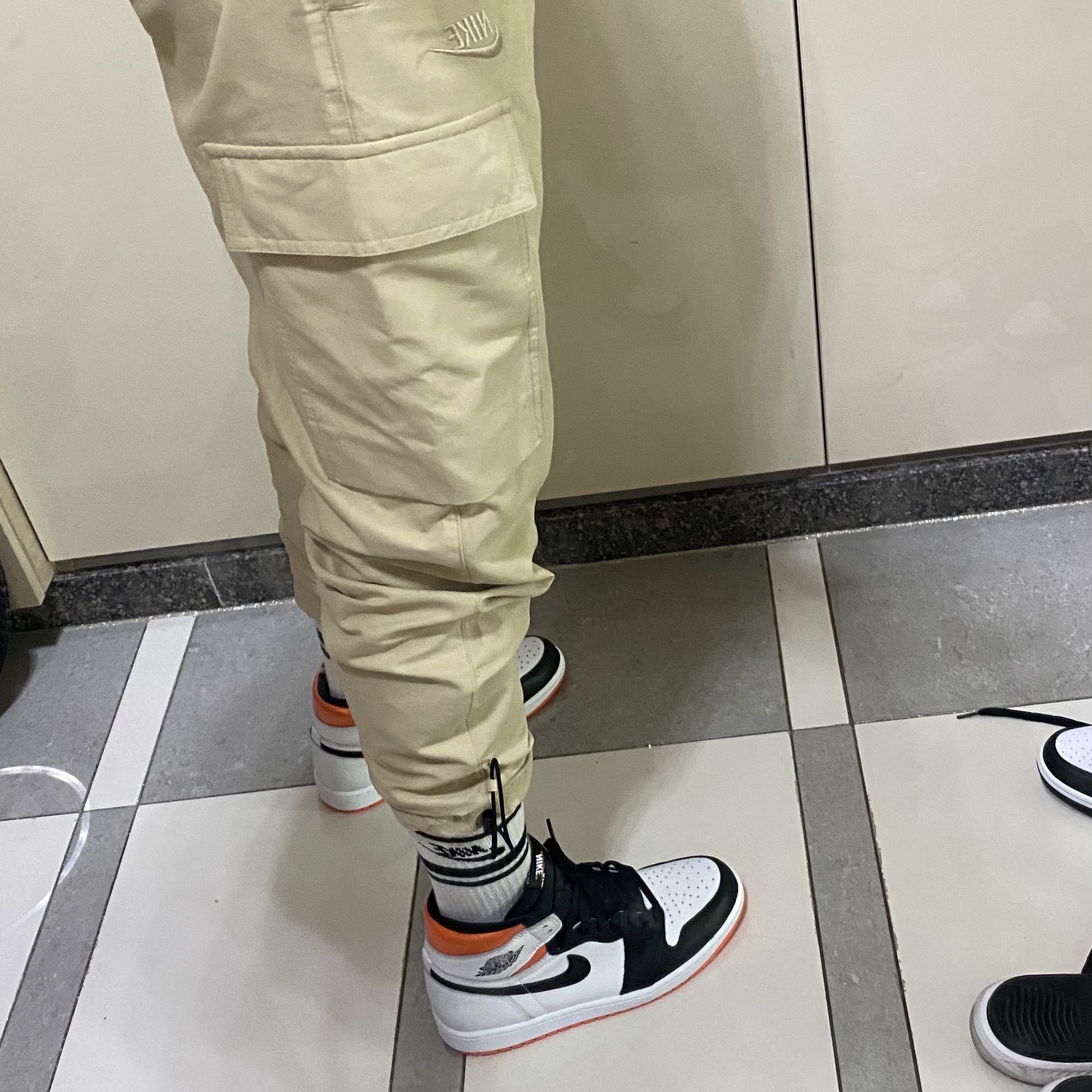 Jordan 1 Retro High OG Electro Orange 착용 스타일