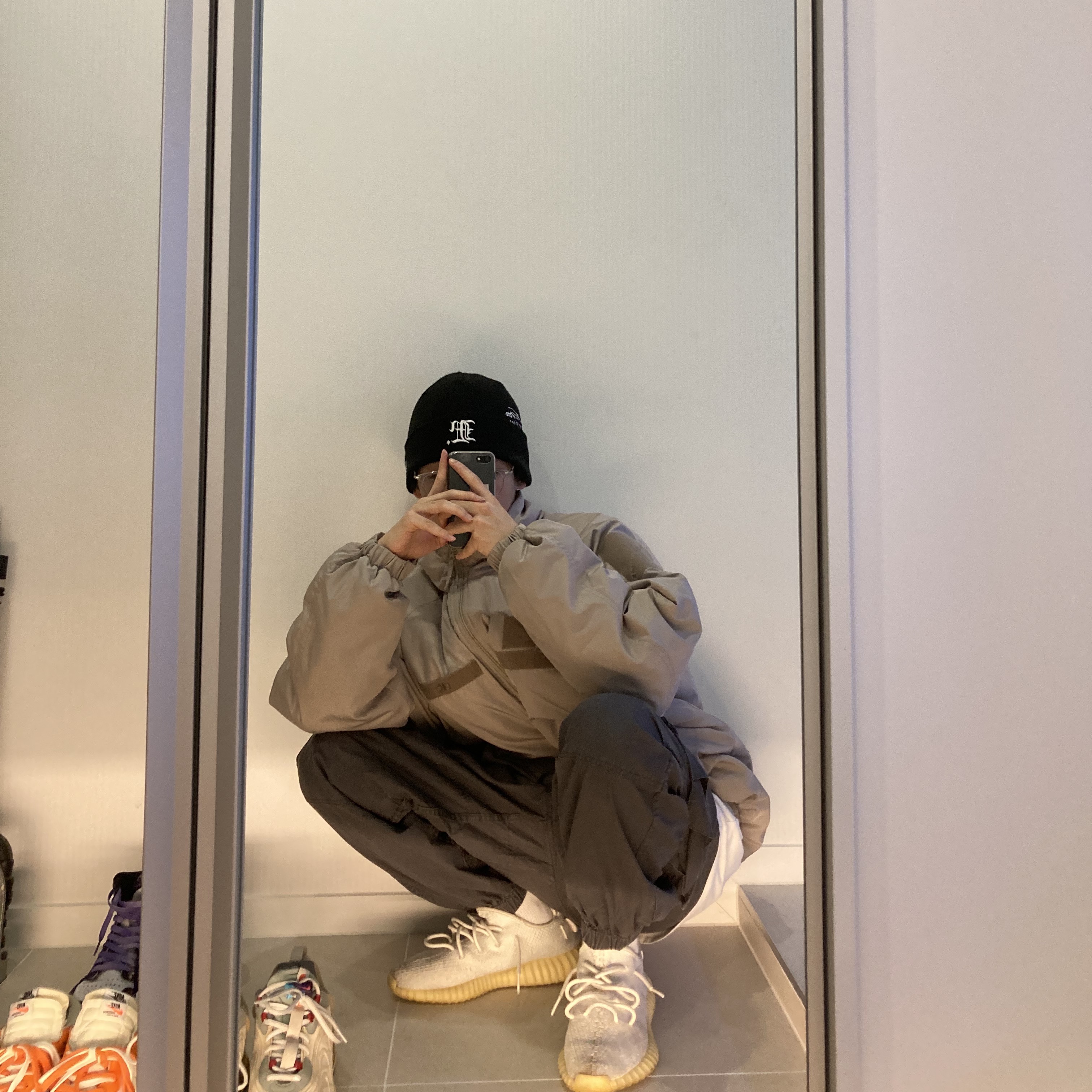 Adidas Yeezy Boost 350 V2 Cream/Triple White 착용 스타일