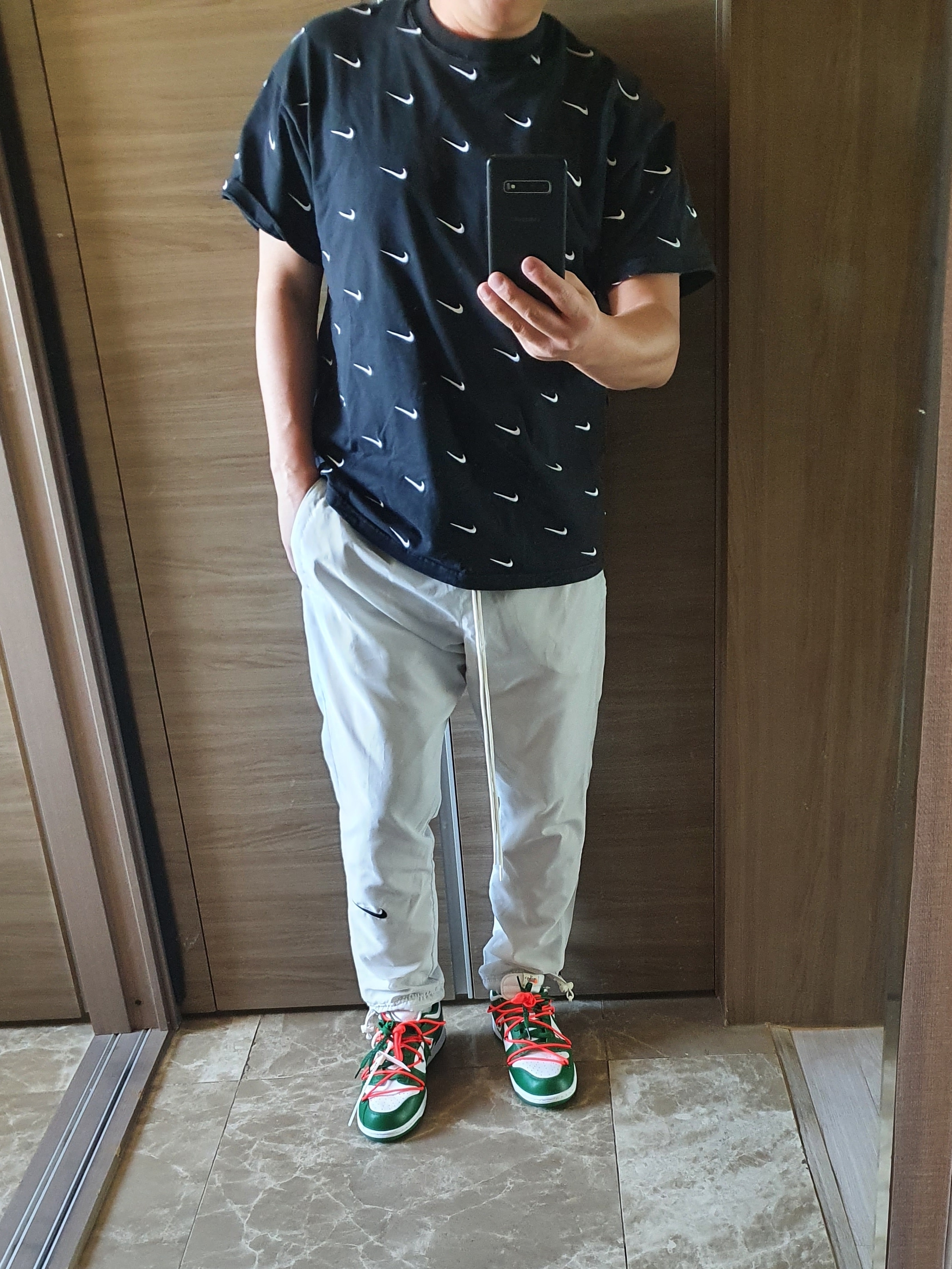 Nike NRG Swoosh Logo T-Shirt Black, Nike x Fear of God Woven Pants Pure Platinum 착용 스타일