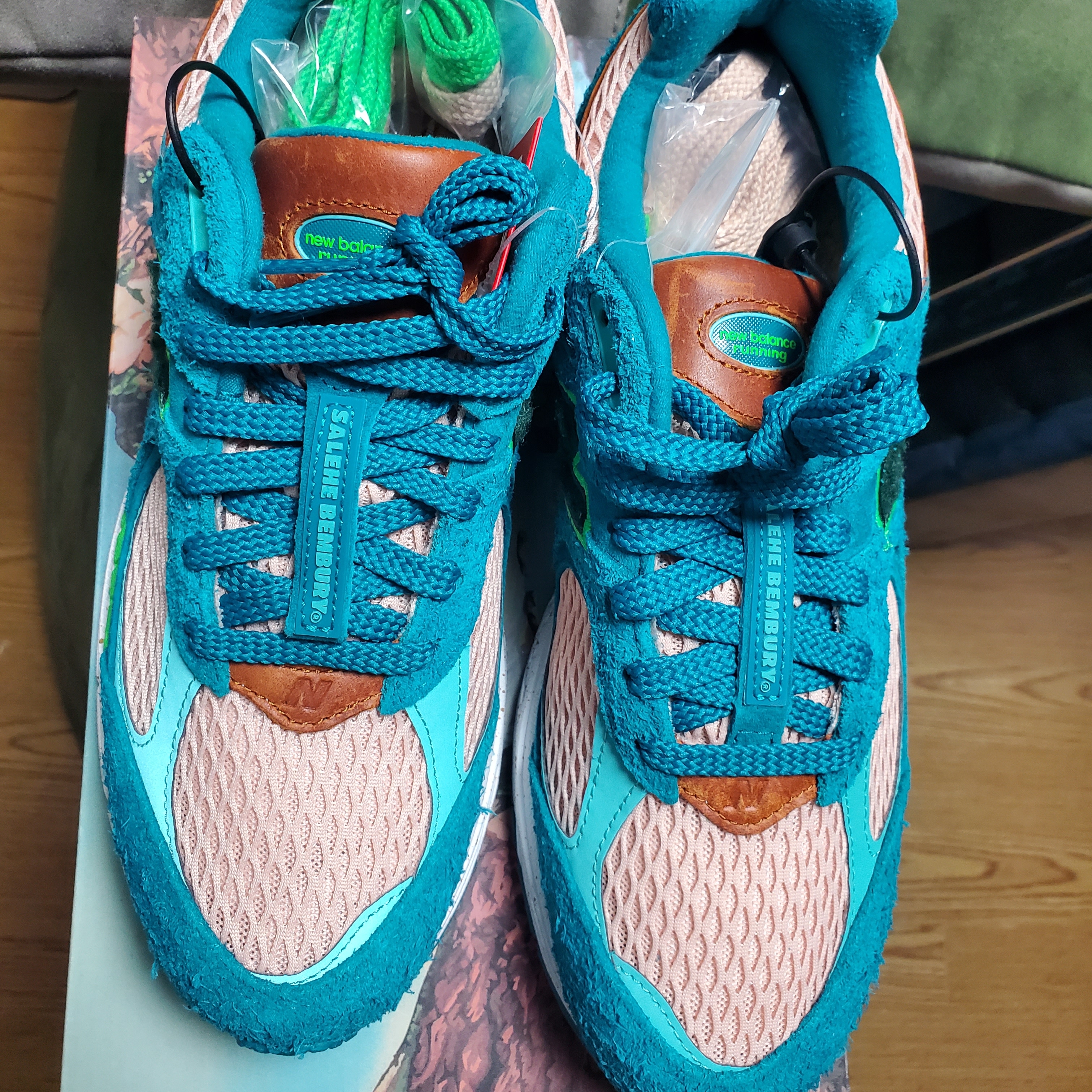 New Balance x Salehe Bembury 2002R Water Be The Guide 착용 스타일 - 4