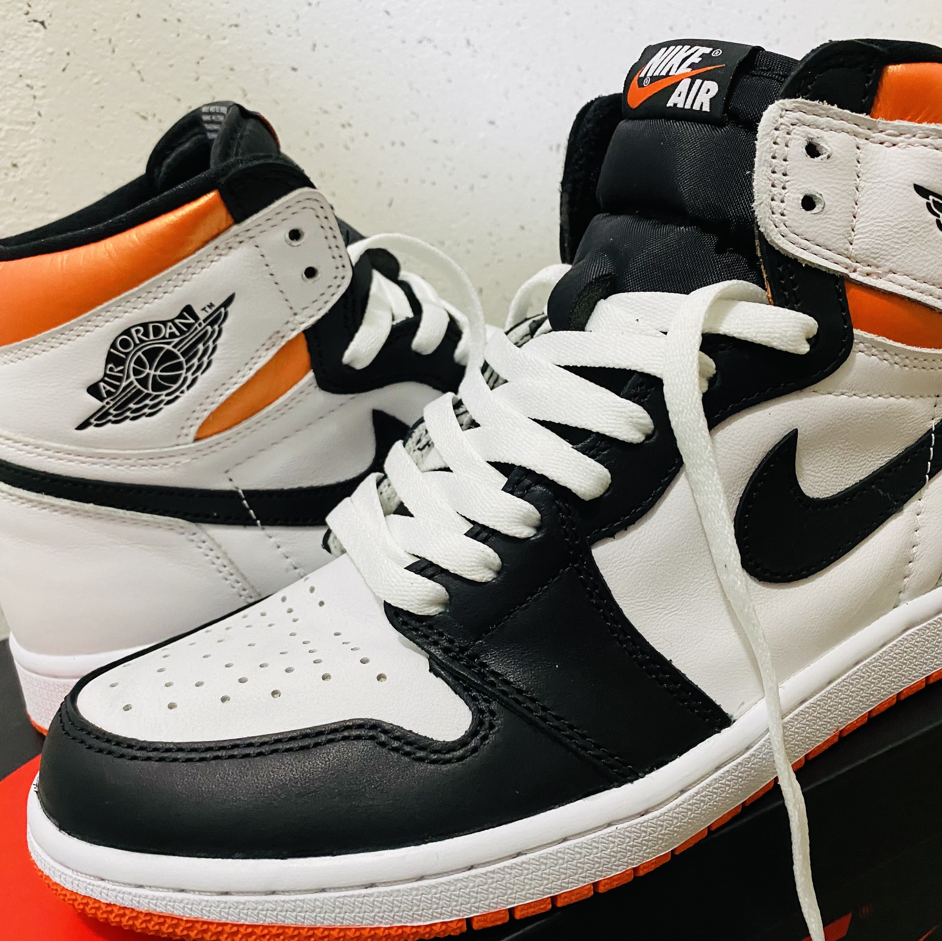 Jordan 1 Retro High OG Electro Orange 착용 스타일 - 2