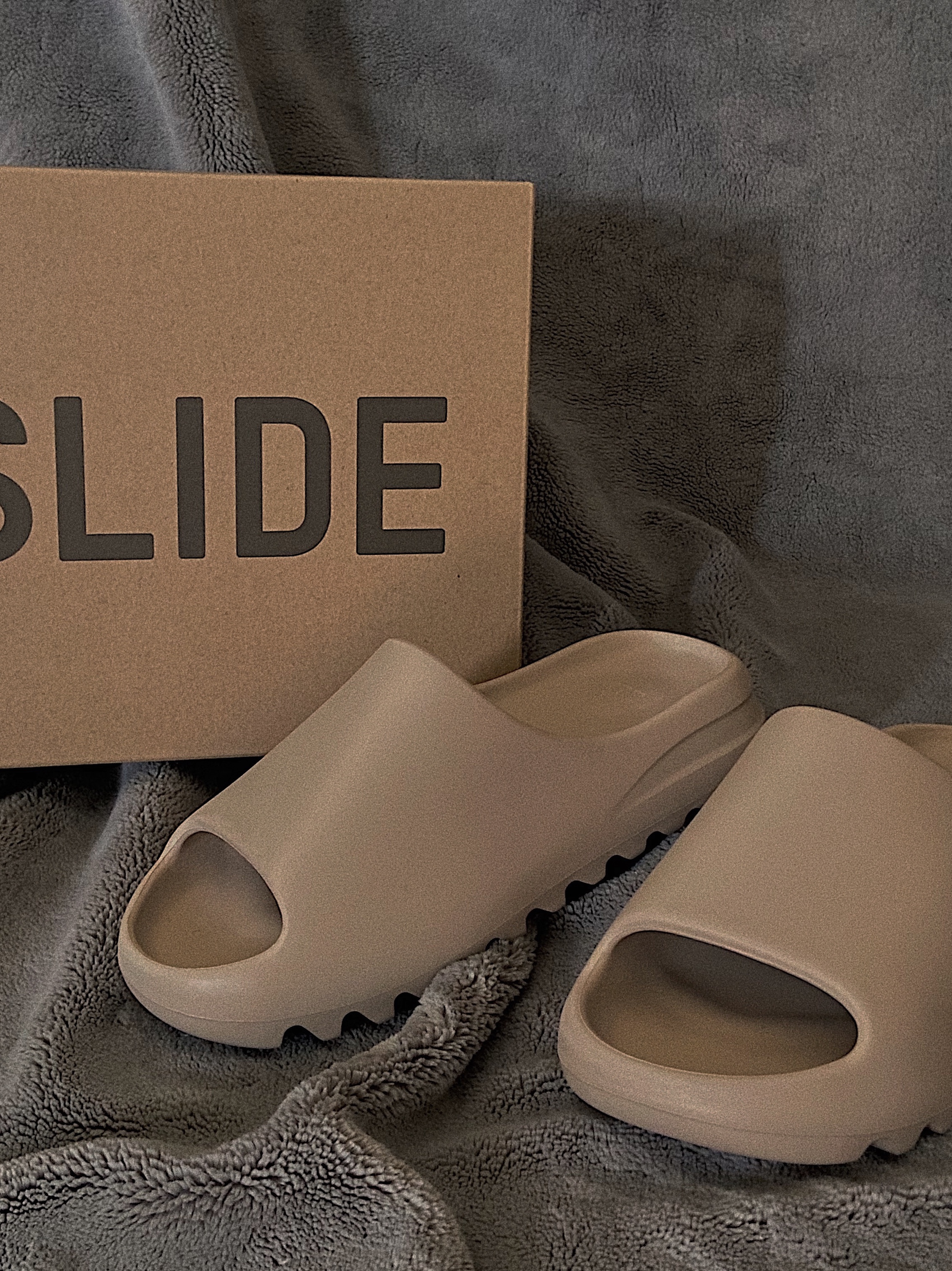 Adidas Yeezy Slide Pure 착용 스타일 - 2