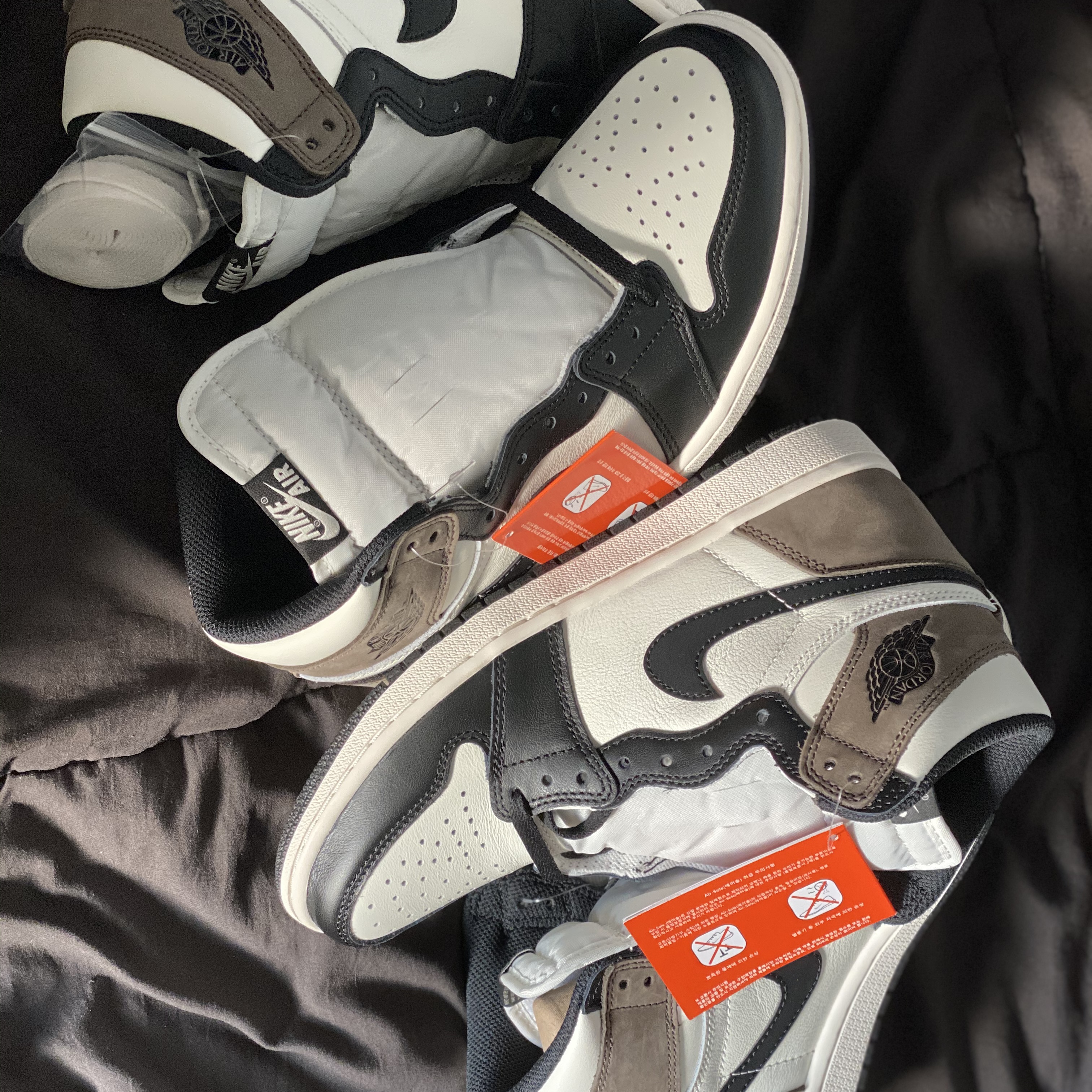 Jordan 1 Retro High OG Black Mocha 착용 스타일 - 3