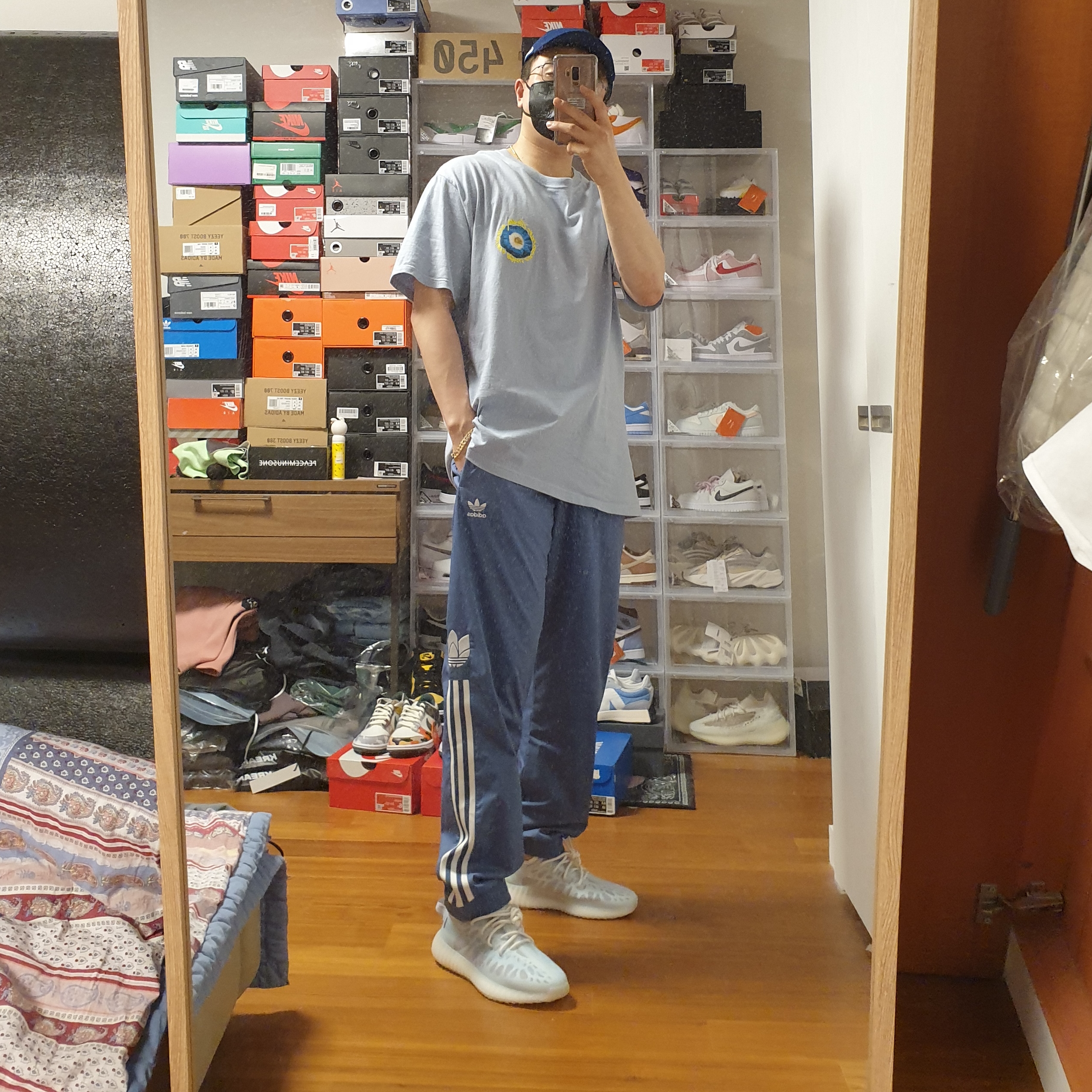Adidas Yeezy Boost 350 V2 Mono Ice, Stussy Cosmos T-Shirt Slate 착용 스타일 - 1