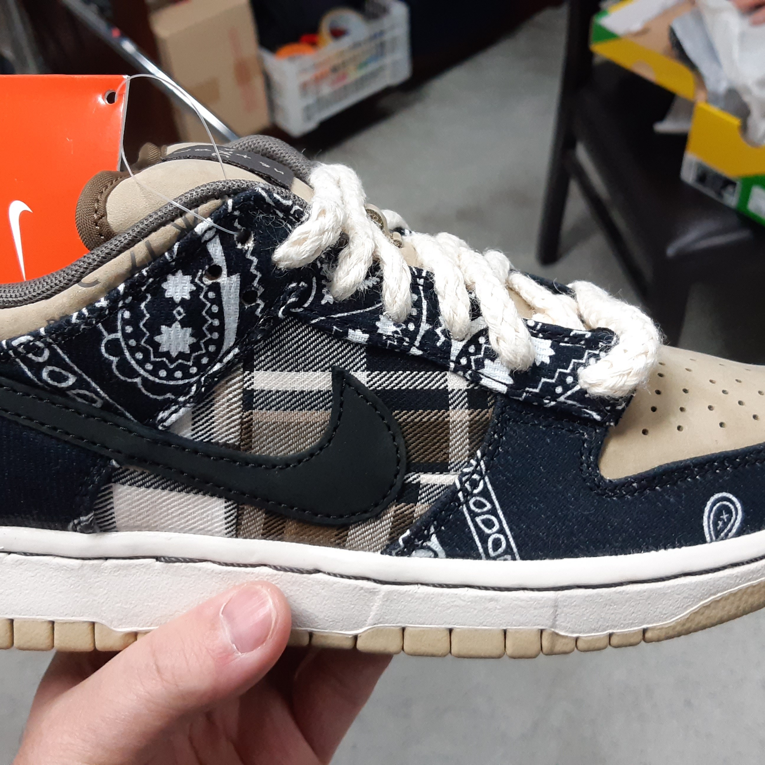 Nike x Travis Scott SB Dunk Low, Jordan 1 x Travis Scott Retro High OG SP Mocha 착용 스타일 - 1