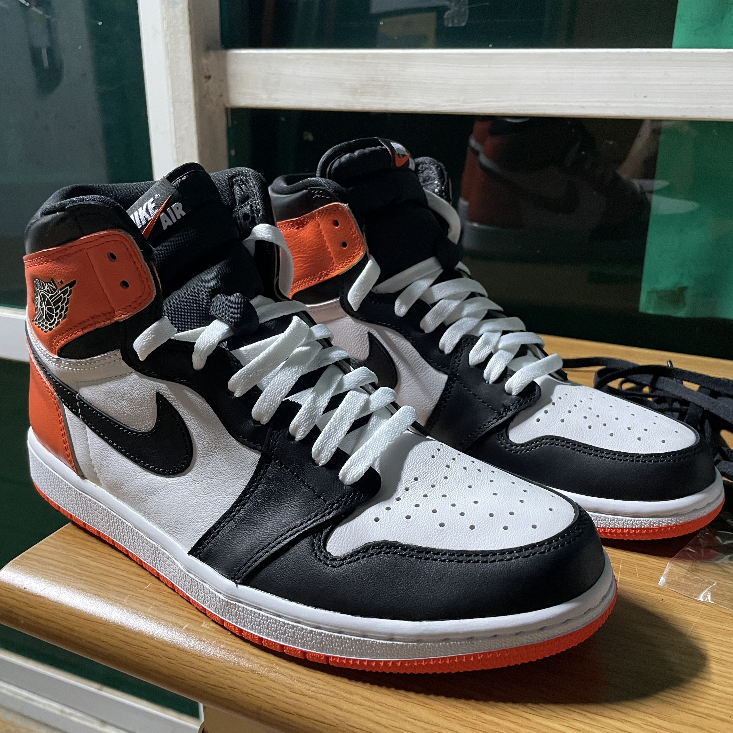 Jordan 1 Retro High OG Electro Orange 착용 스타일
