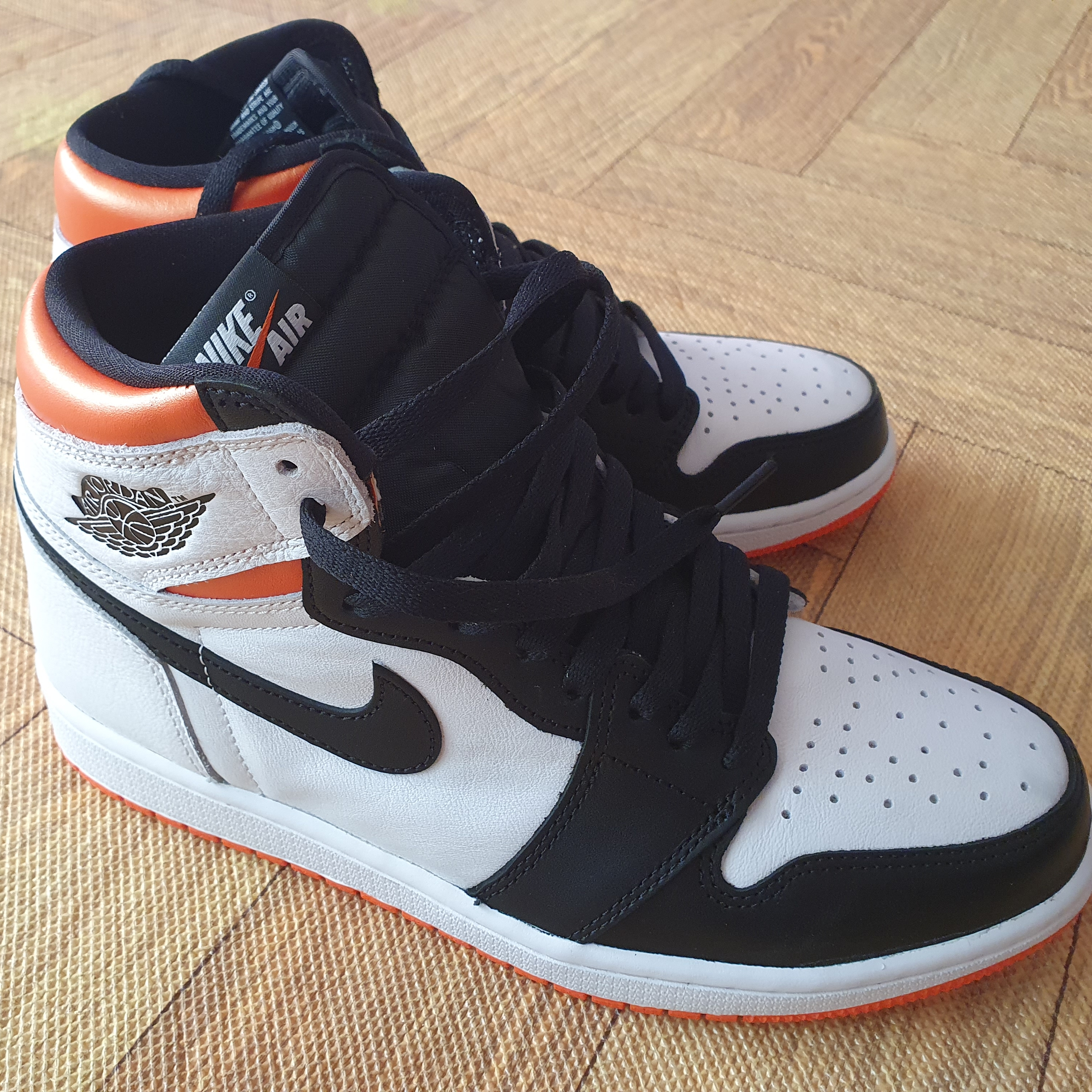 Jordan 1 Retro High OG Electro Orange 착용 스타일