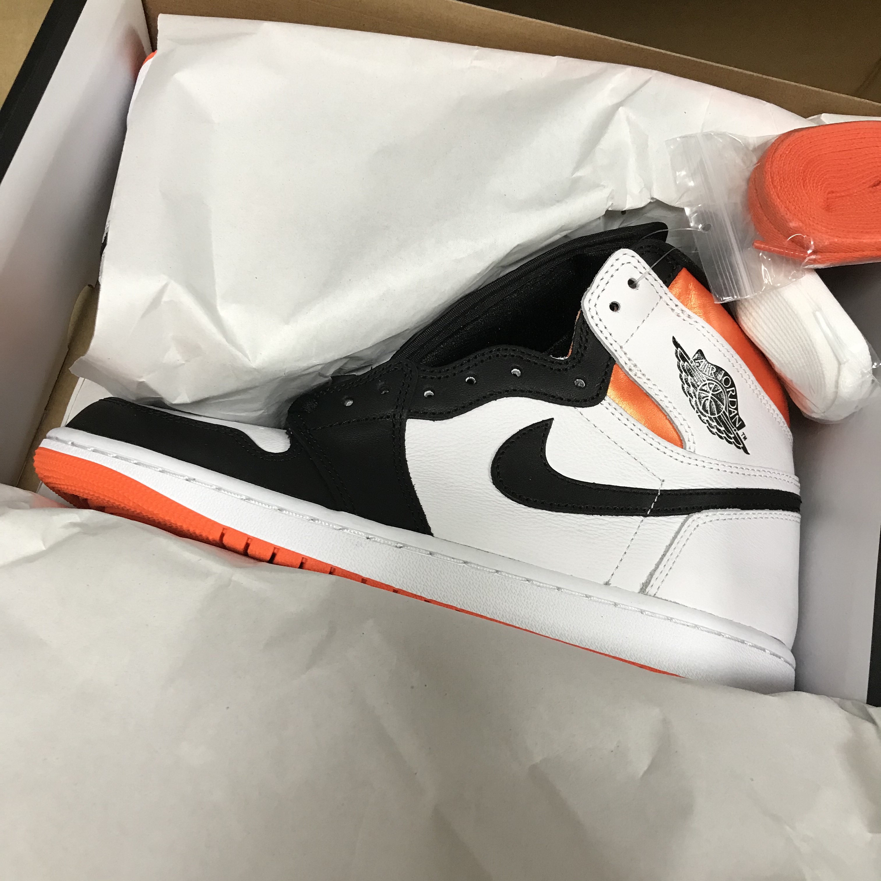 Jordan 1 Retro High OG Electro Orange 착용 스타일