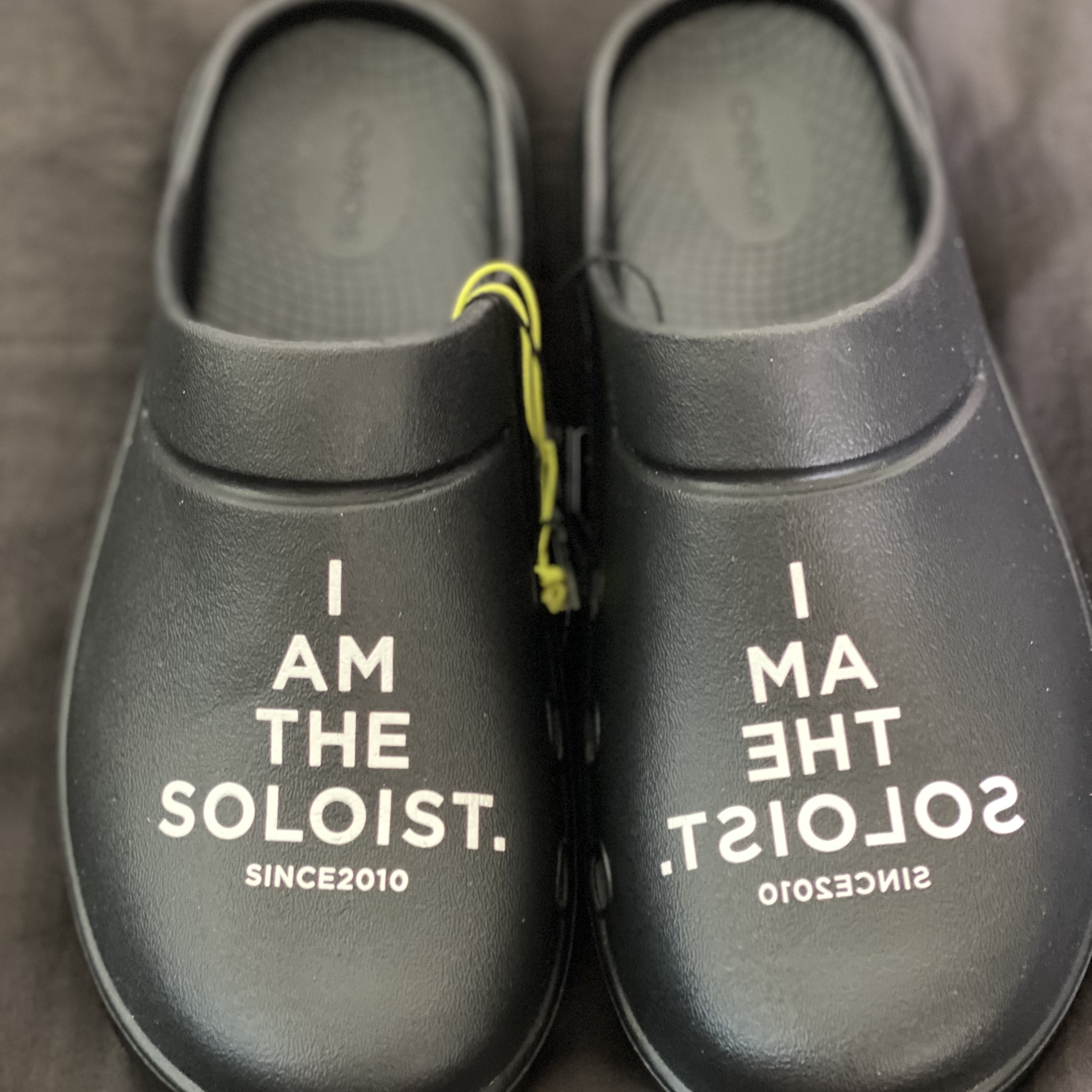 Oofos x Takahiromiyashita The Soloist Signature Clog Black White 착용 스타일 - 2