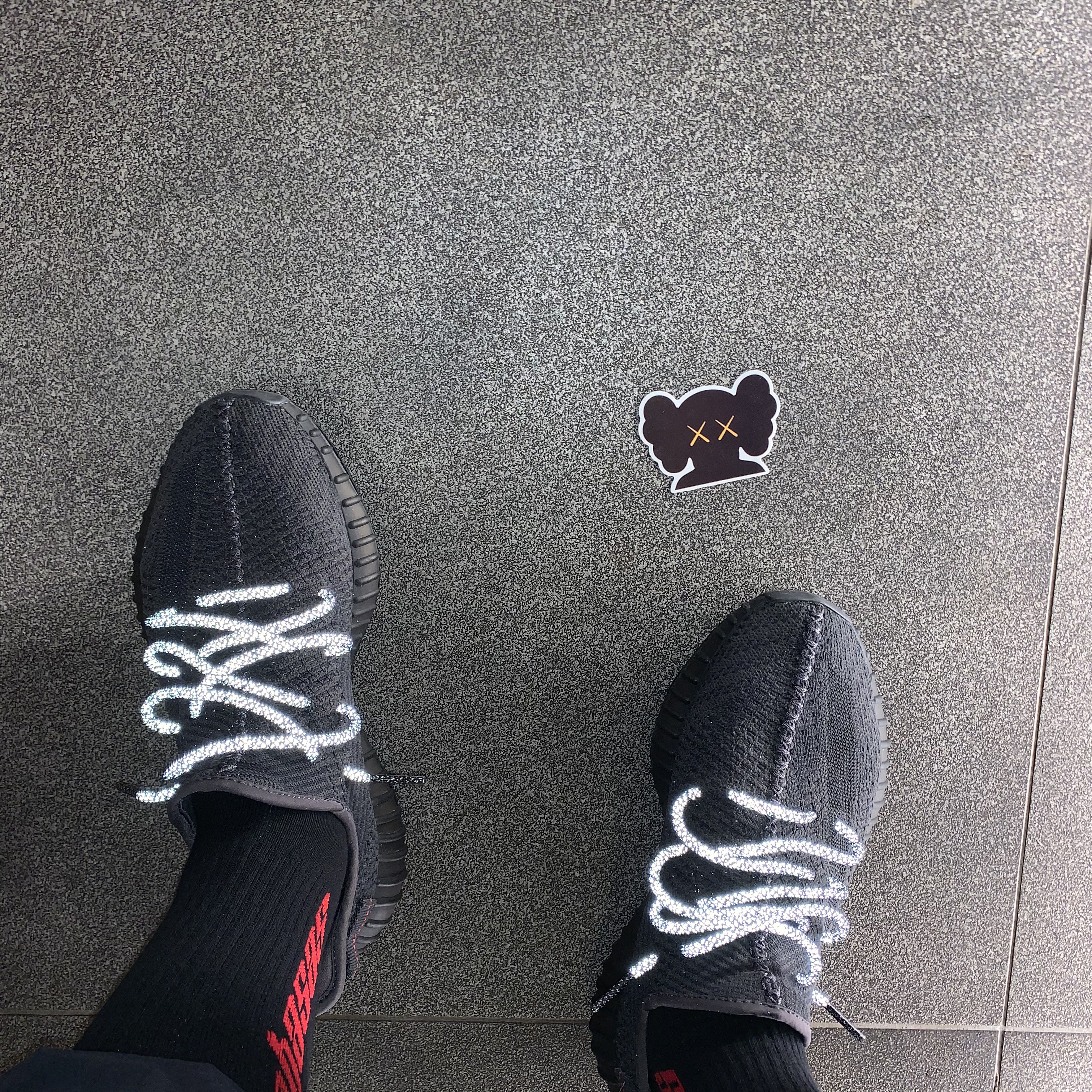 Adidas Yeezy Boost 350 V2 Black - Non-Reflective 착용 스타일