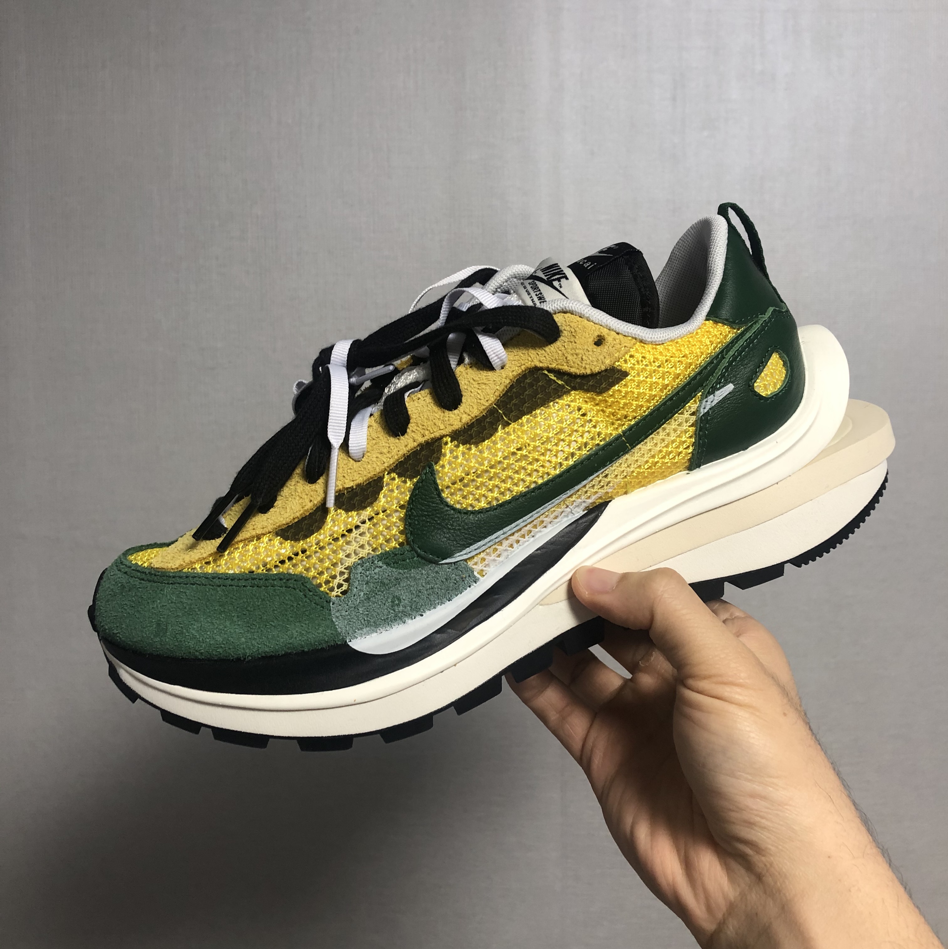 Nike x Sacai VaporWaffle Tour Yellow & Gorge Green Sail 착용 스타일