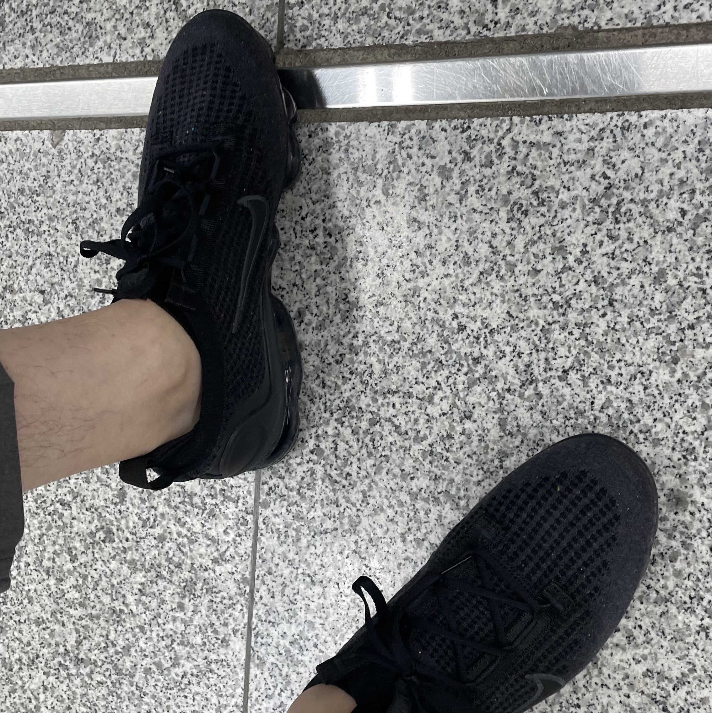 Nike Air VaporMax 2021 Flyknit Triple Black 착용 스타일 - 3