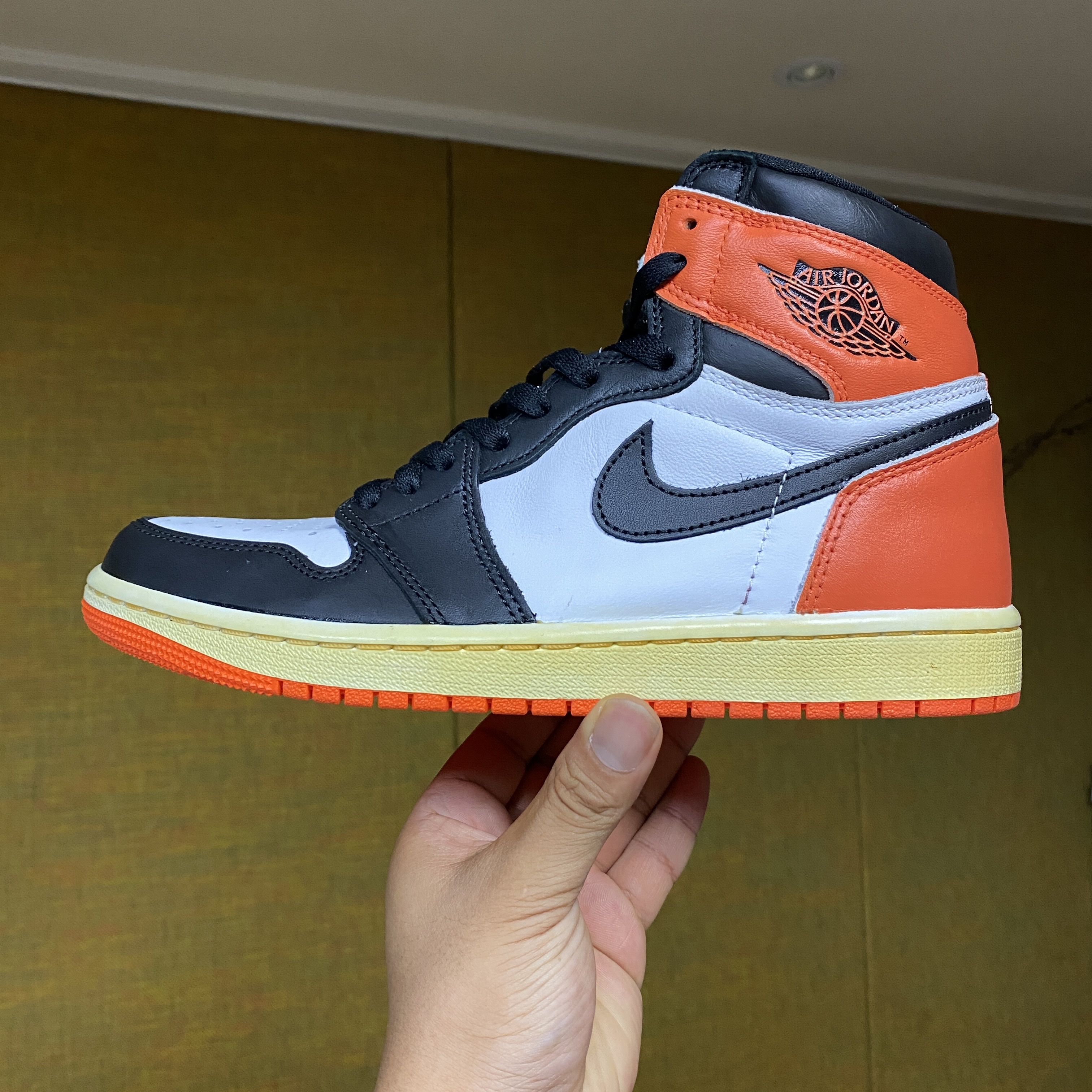 Jordan 1 Retro High OG Electro Orange 착용 스타일 - 3