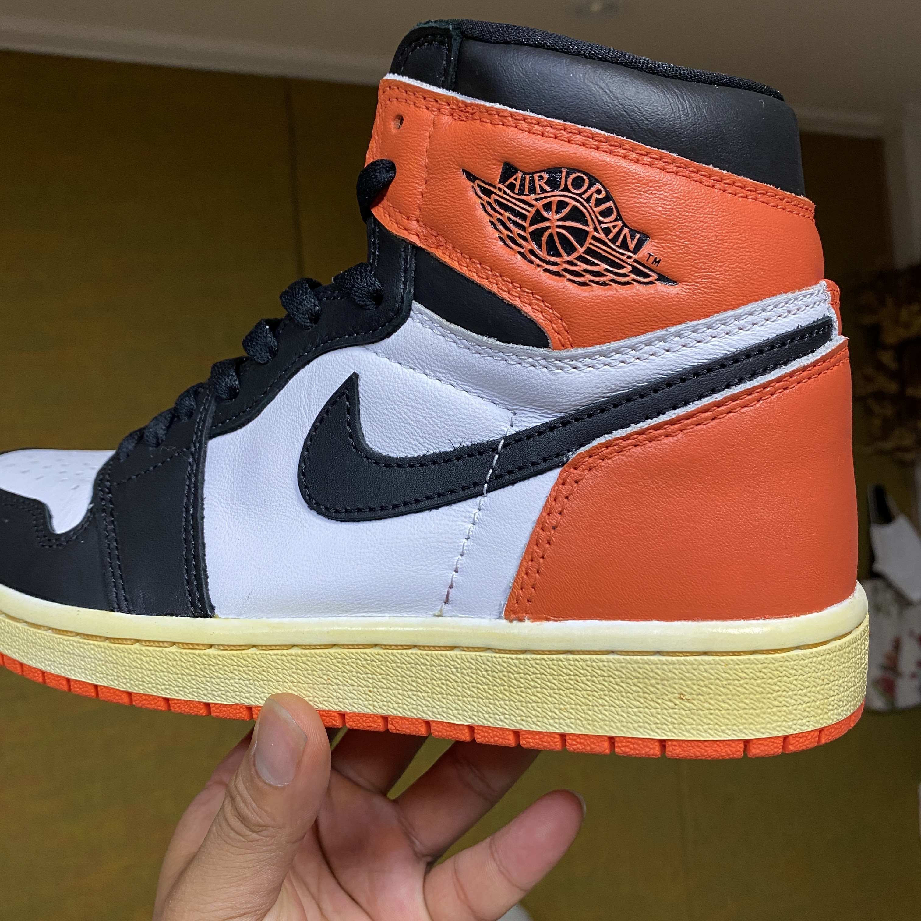 Jordan 1 Retro High OG Electro Orange 착용 스타일 - 4