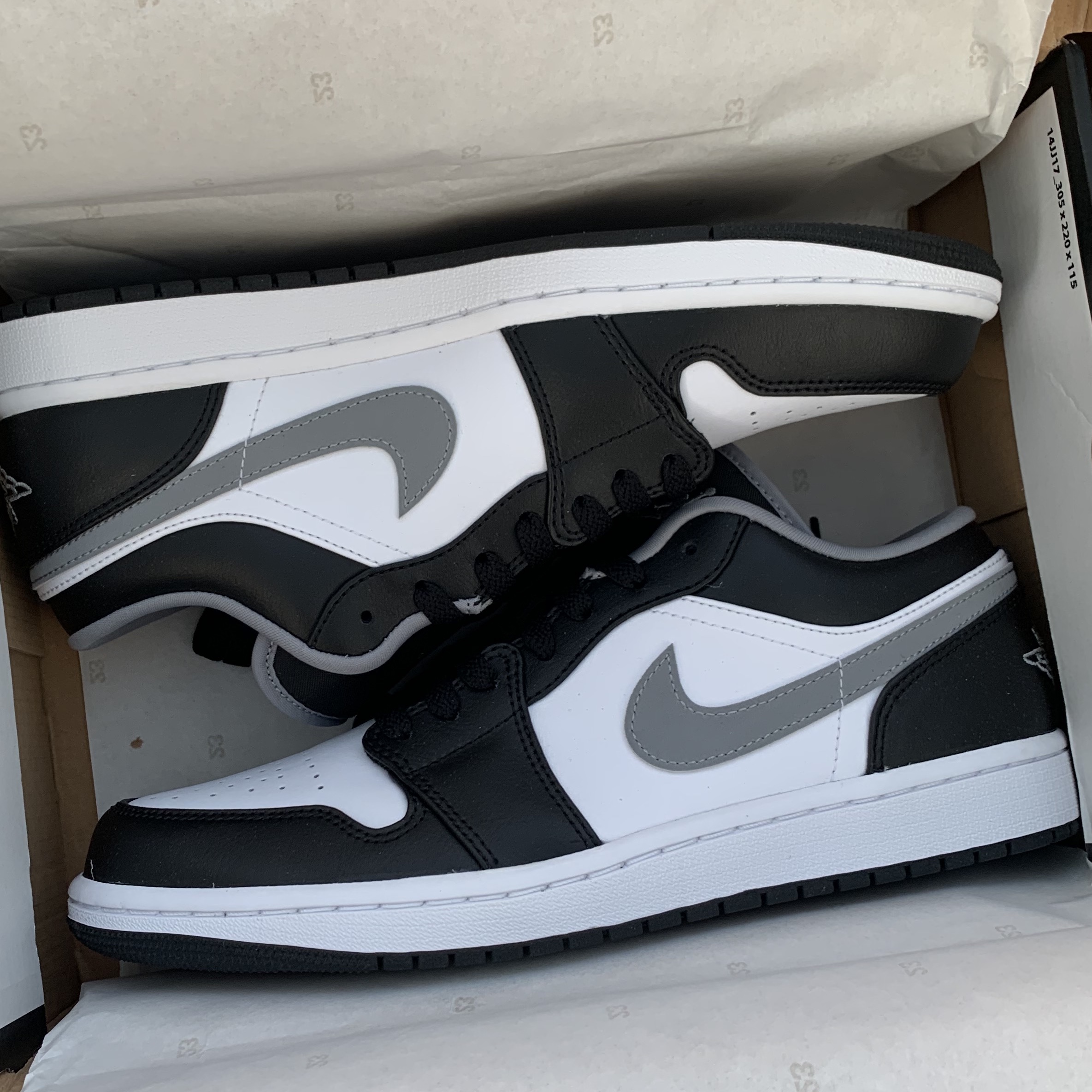 Jordan 1 Low Black Particle Grey 착용 스타일 - 2
