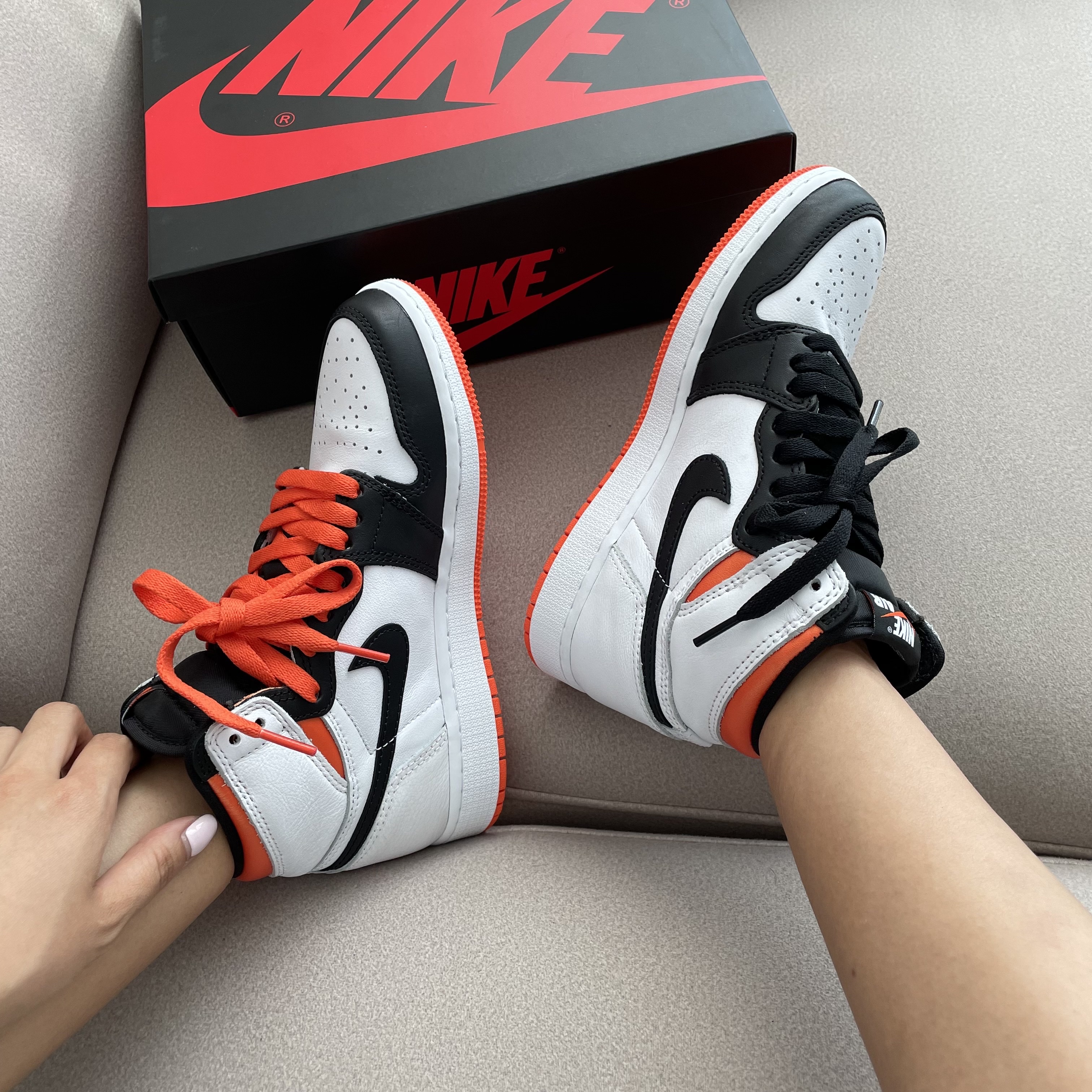 Jordan 1 Retro High OG Electro Orange 착용 스타일 - 1