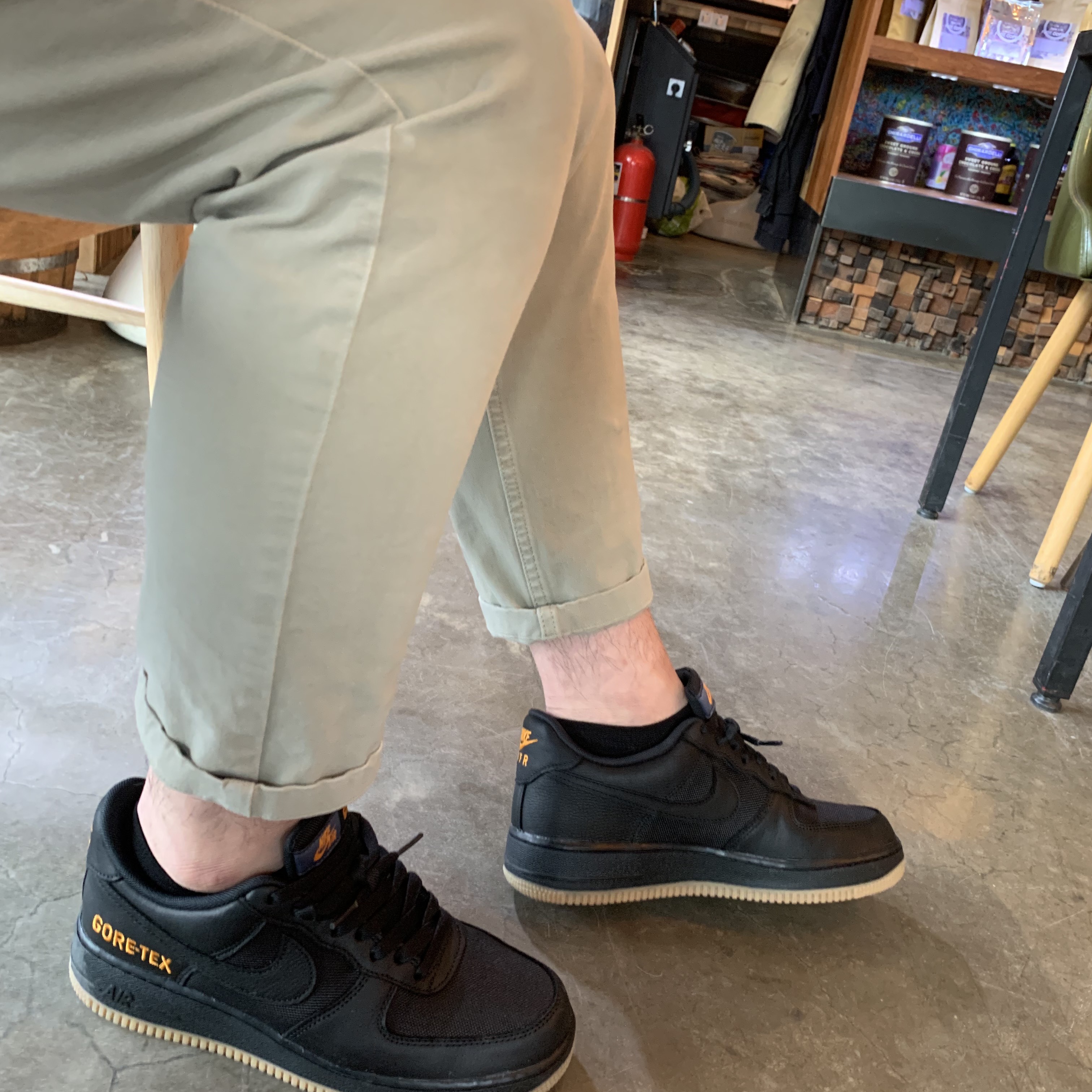 Nike Air Force 1 Low Gore-Tex Black Light Carbon 착용 스타일 - 2