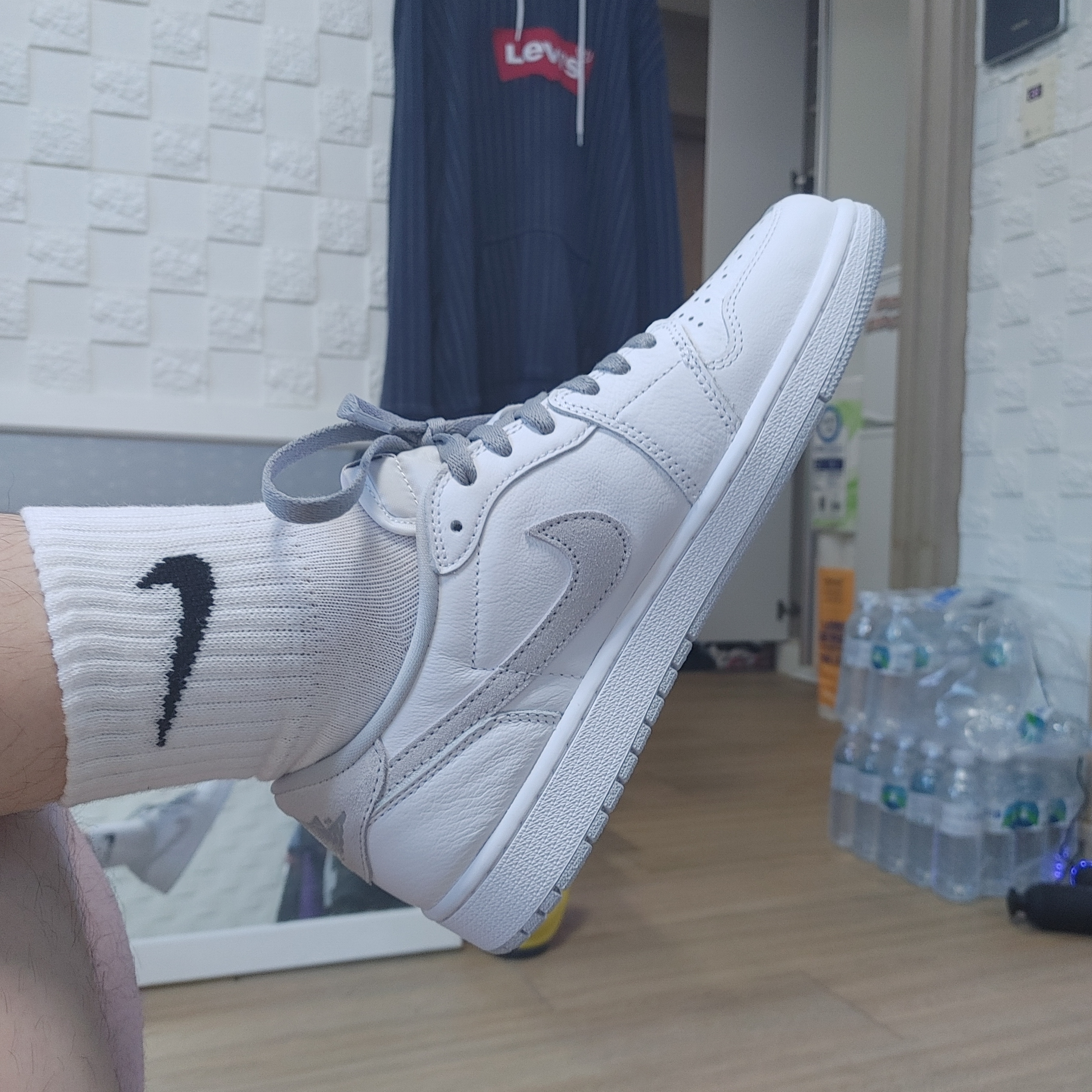 Jordan 1 Low OG Neutral Grey 착용 스타일 - 1