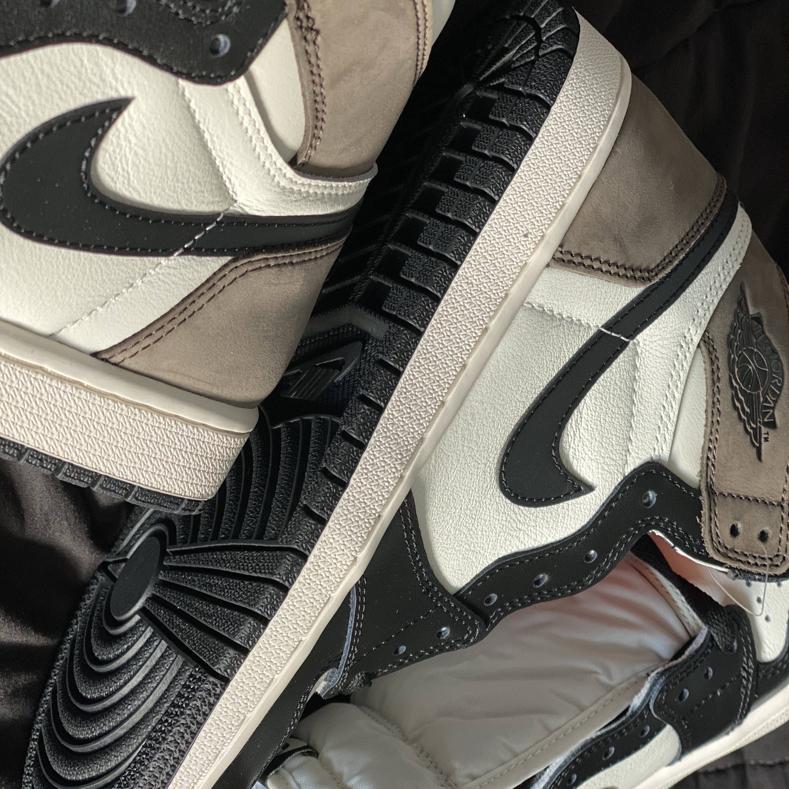 Jordan 1 Retro High OG Black Mocha 착용 스타일 - 5