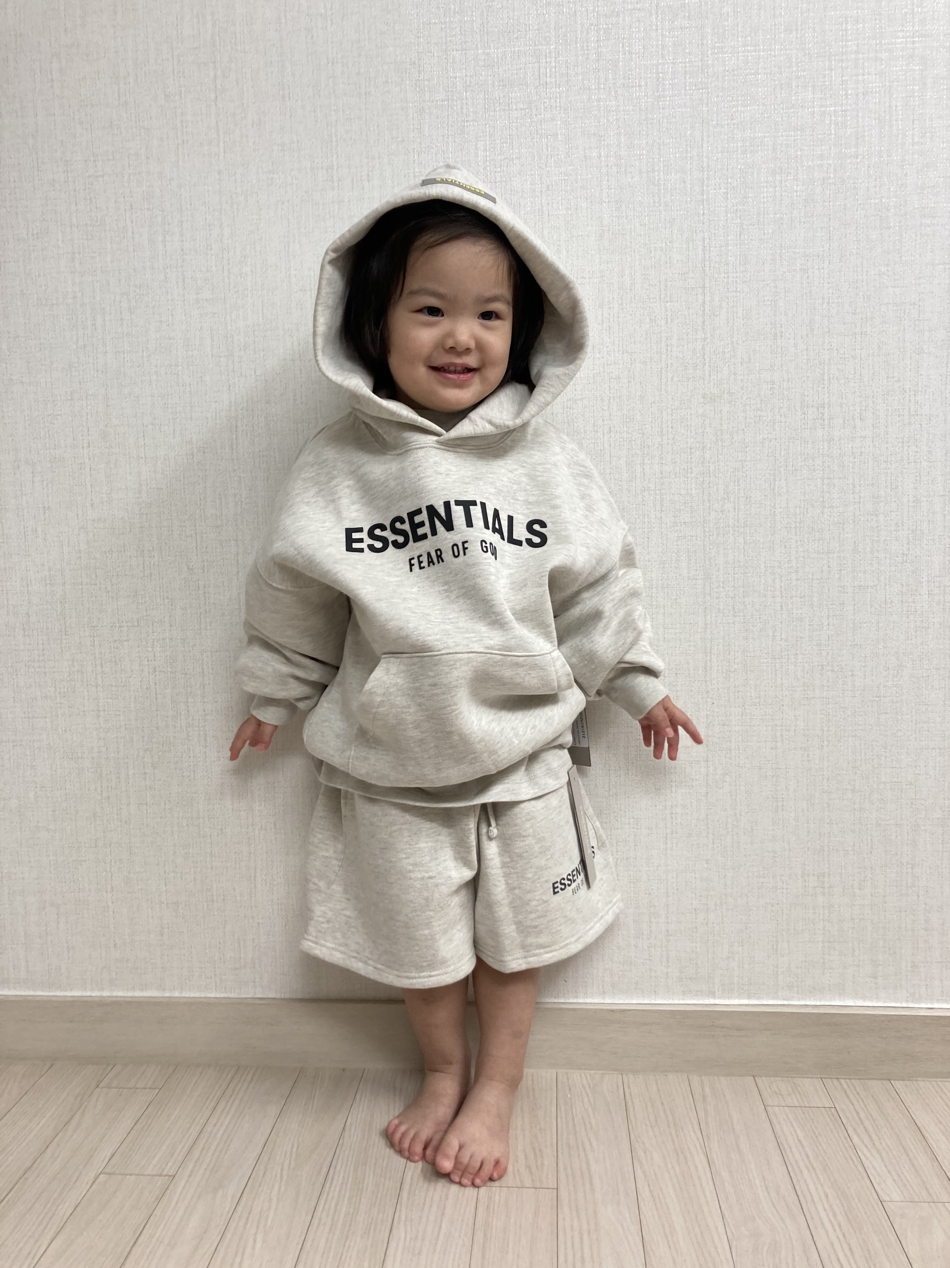 (Kids) Essentials Pull-Over Hoodie Oatmeal - 21SS, (Kids) Essentials T-Shirt Oatmeal - 21SS 착용 스타일 - 1