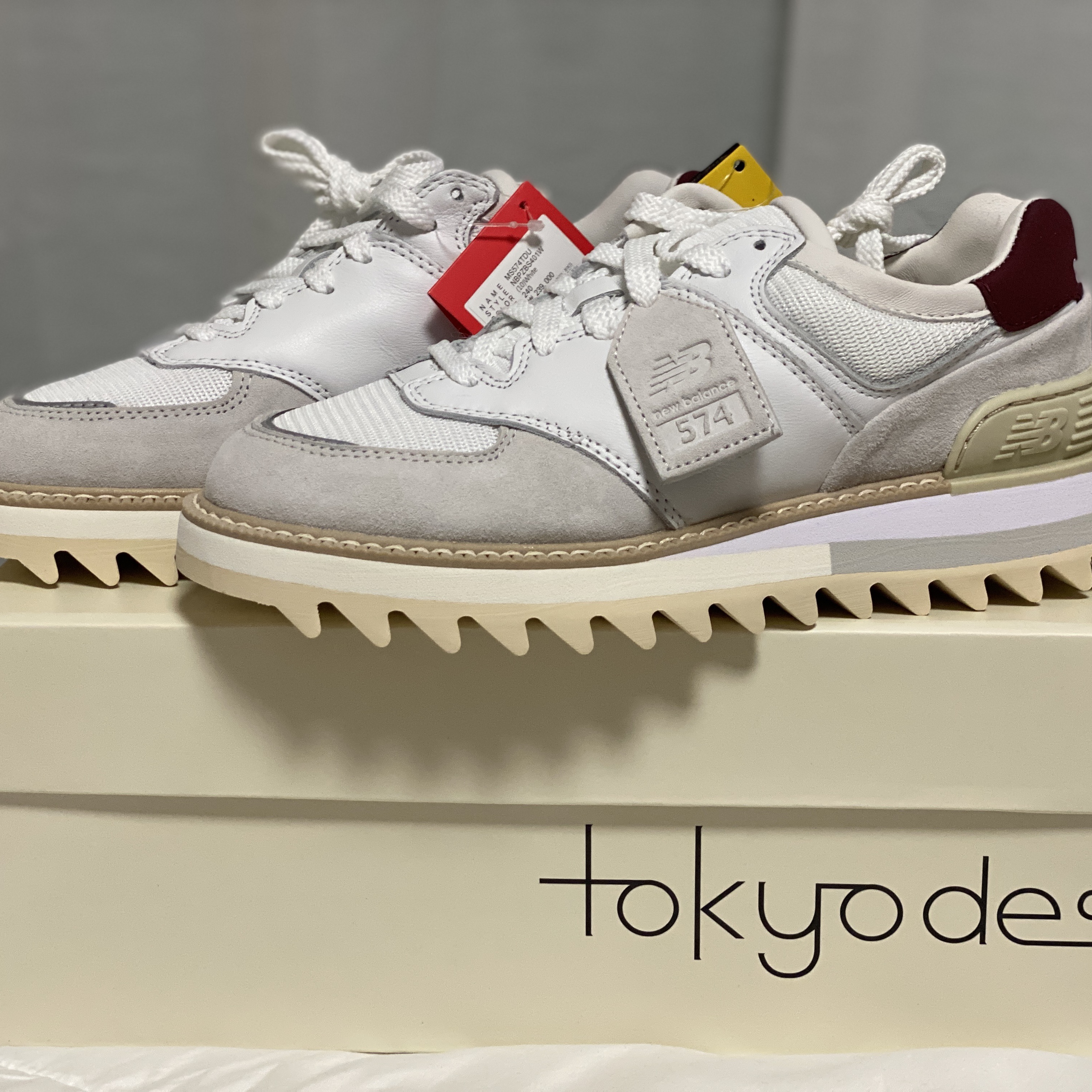 New Balance x Tokyo Design Studio 574 White Burgundy 착용 스타일 - 1