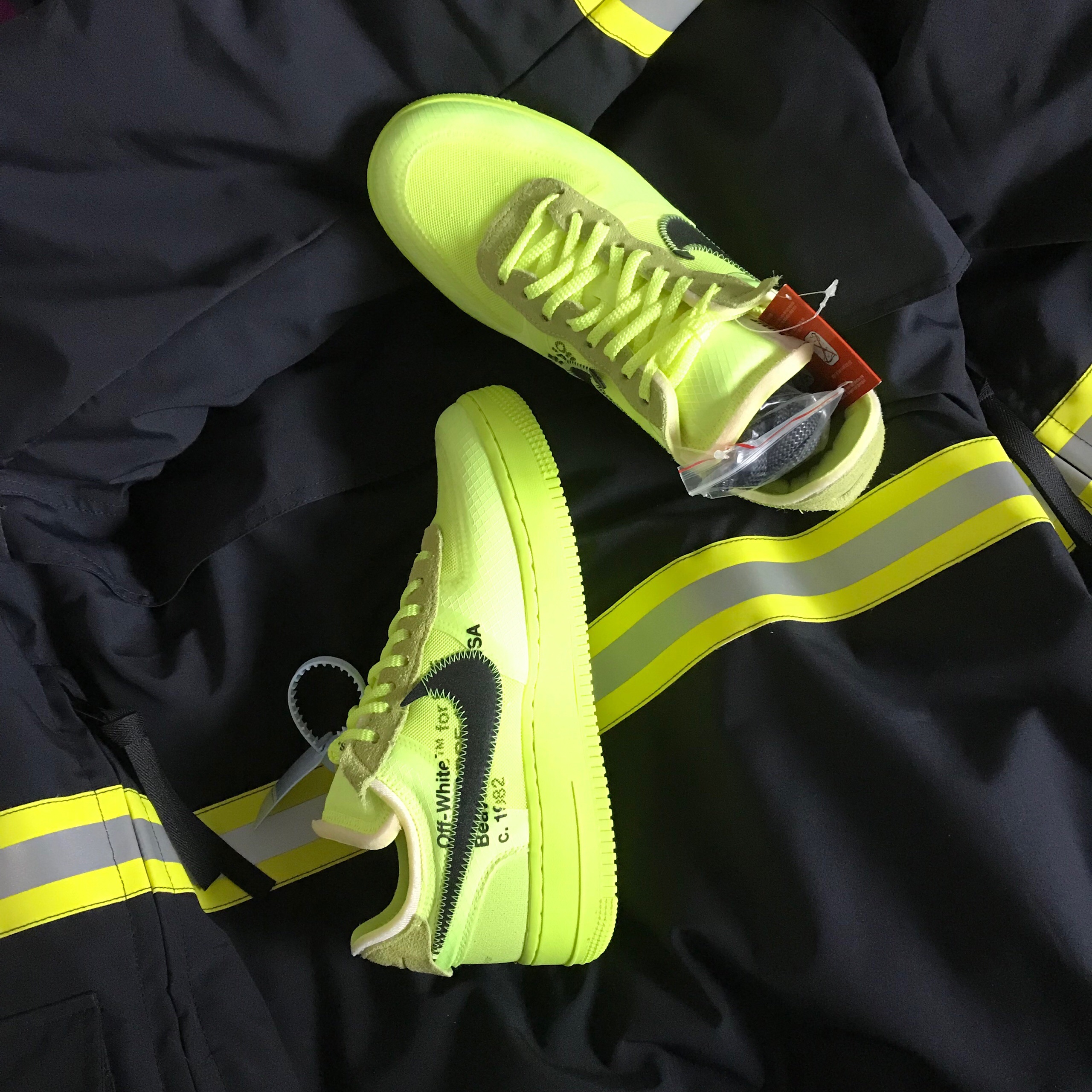 Nike x Off-White Air Force 1 Low Volt, Adidas Yeezy Boost 350 Turtledove 2015 착용 스타일 - 1
