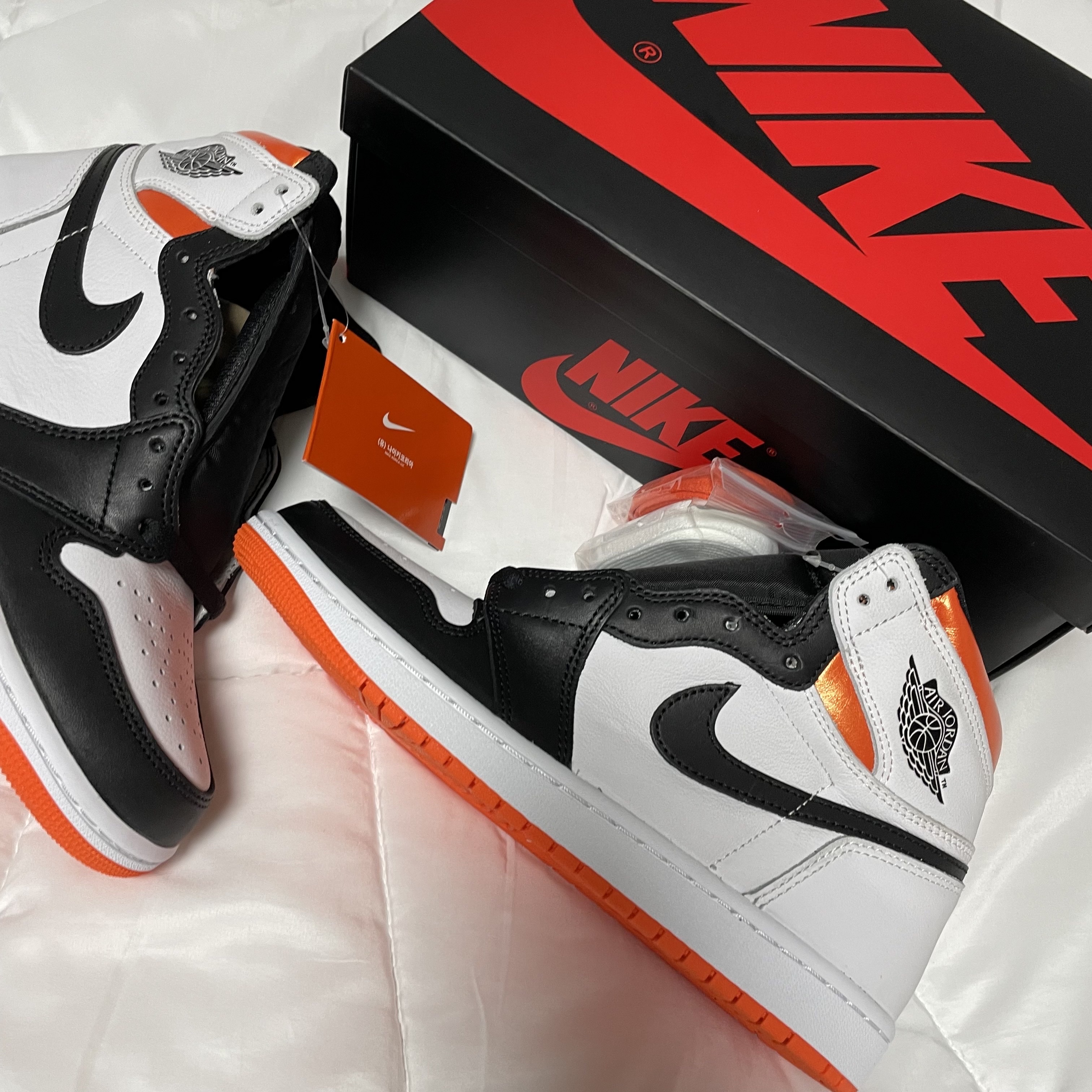 Jordan 1 Retro High OG Electro Orange 착용 스타일