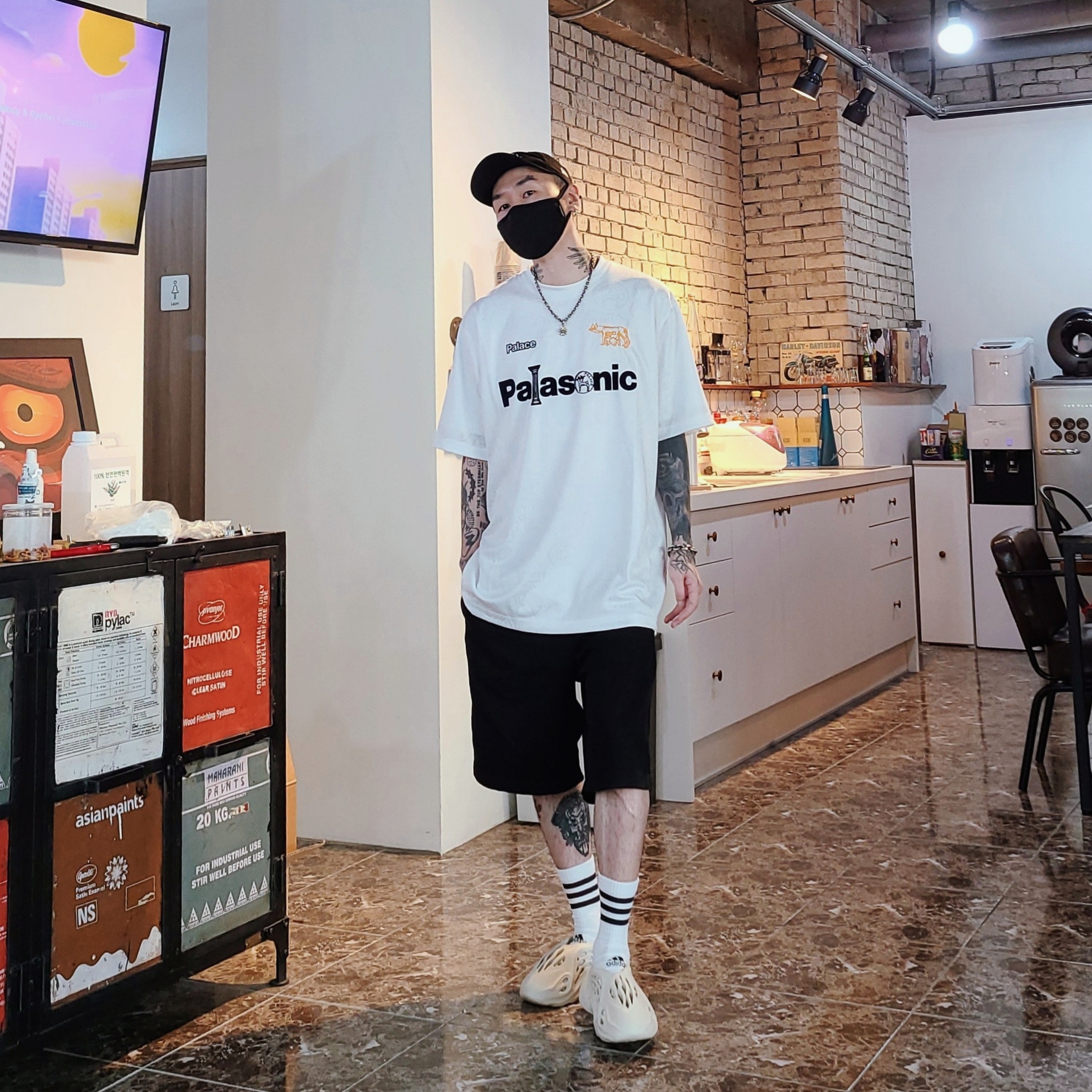 Palace Palasonic T-Shirt White - 21SS, Adidas Yeezy Foam RNNR Sand 착용 스타일 - 1