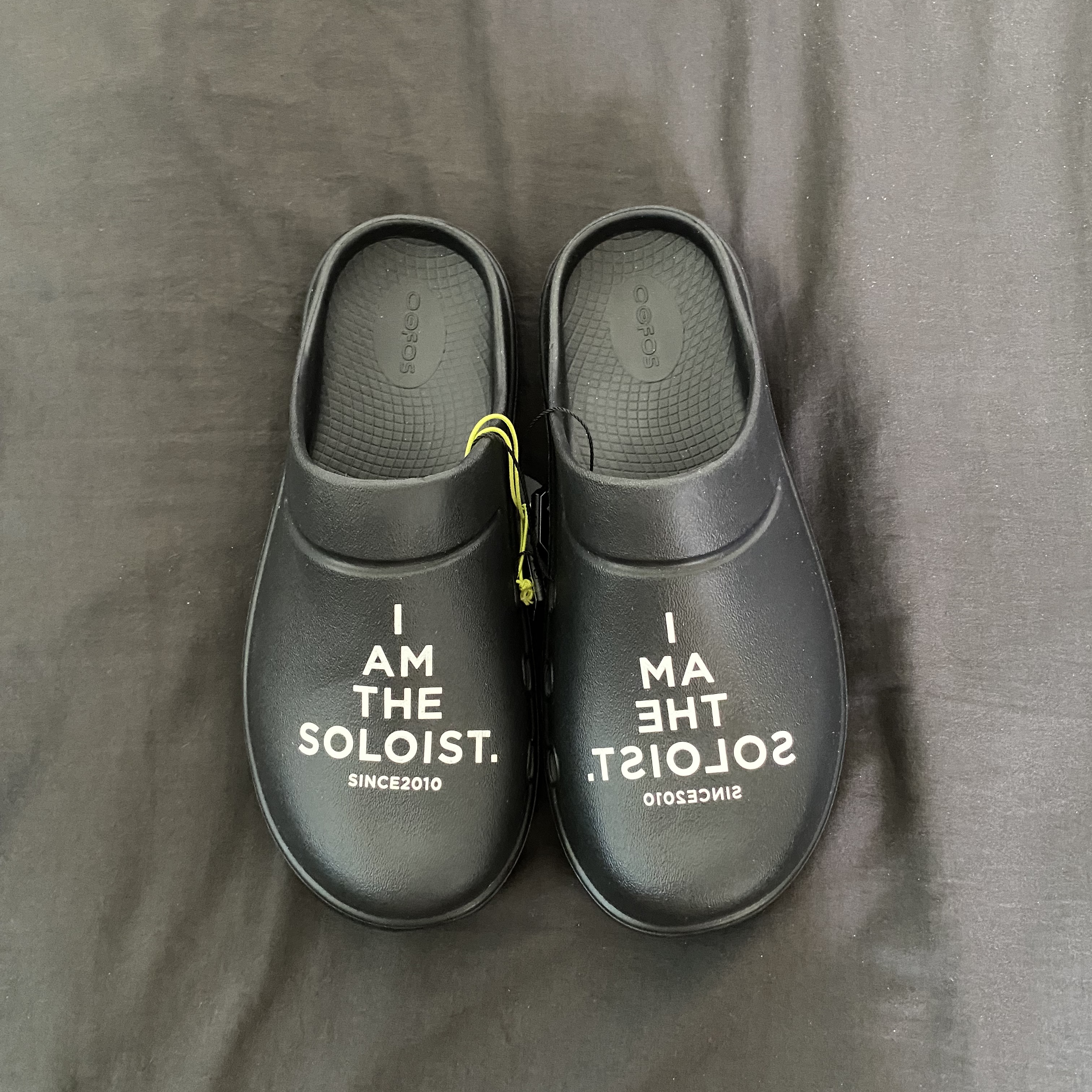 Oofos x Takahiromiyashita The Soloist Signature Clog Black White 착용 스타일 - 1