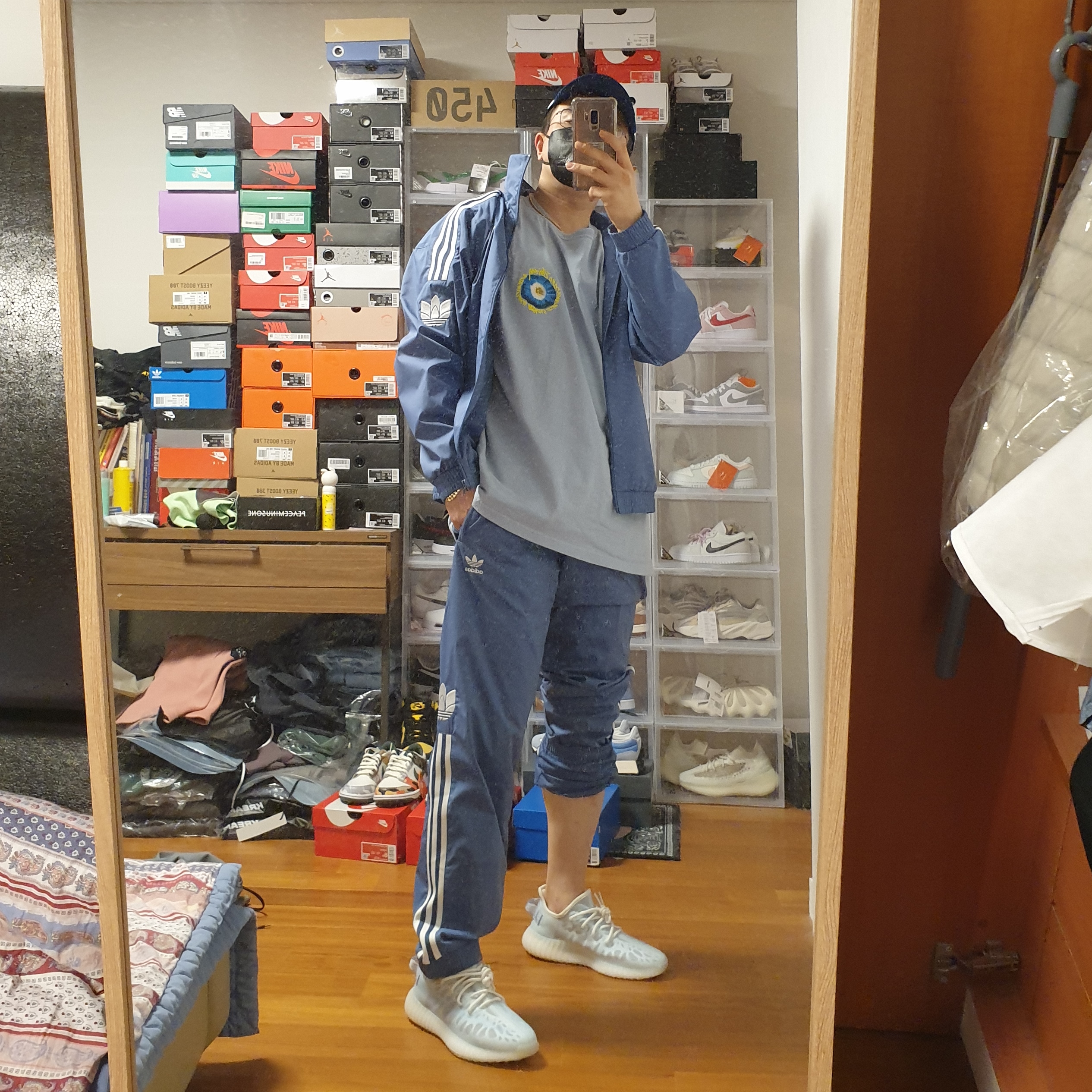 Adidas Yeezy Boost 350 V2 Mono Ice, Stussy Cosmos T-Shirt Slate 착용 스타일 - 4