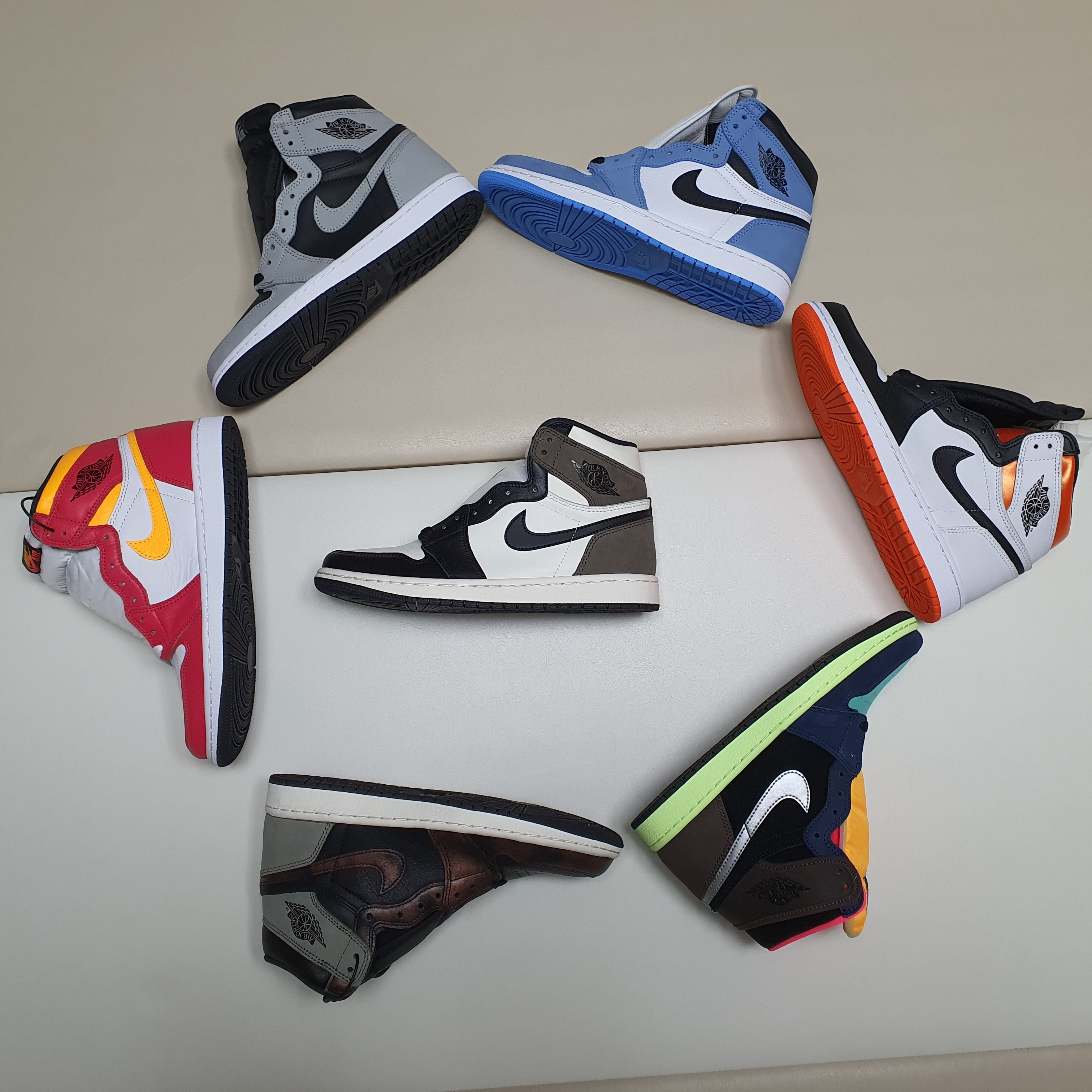 Jordan 1 Retro High OG Black Mocha, Jordan 1 Retro High OG Electro Orange 착용 스타일 - 1