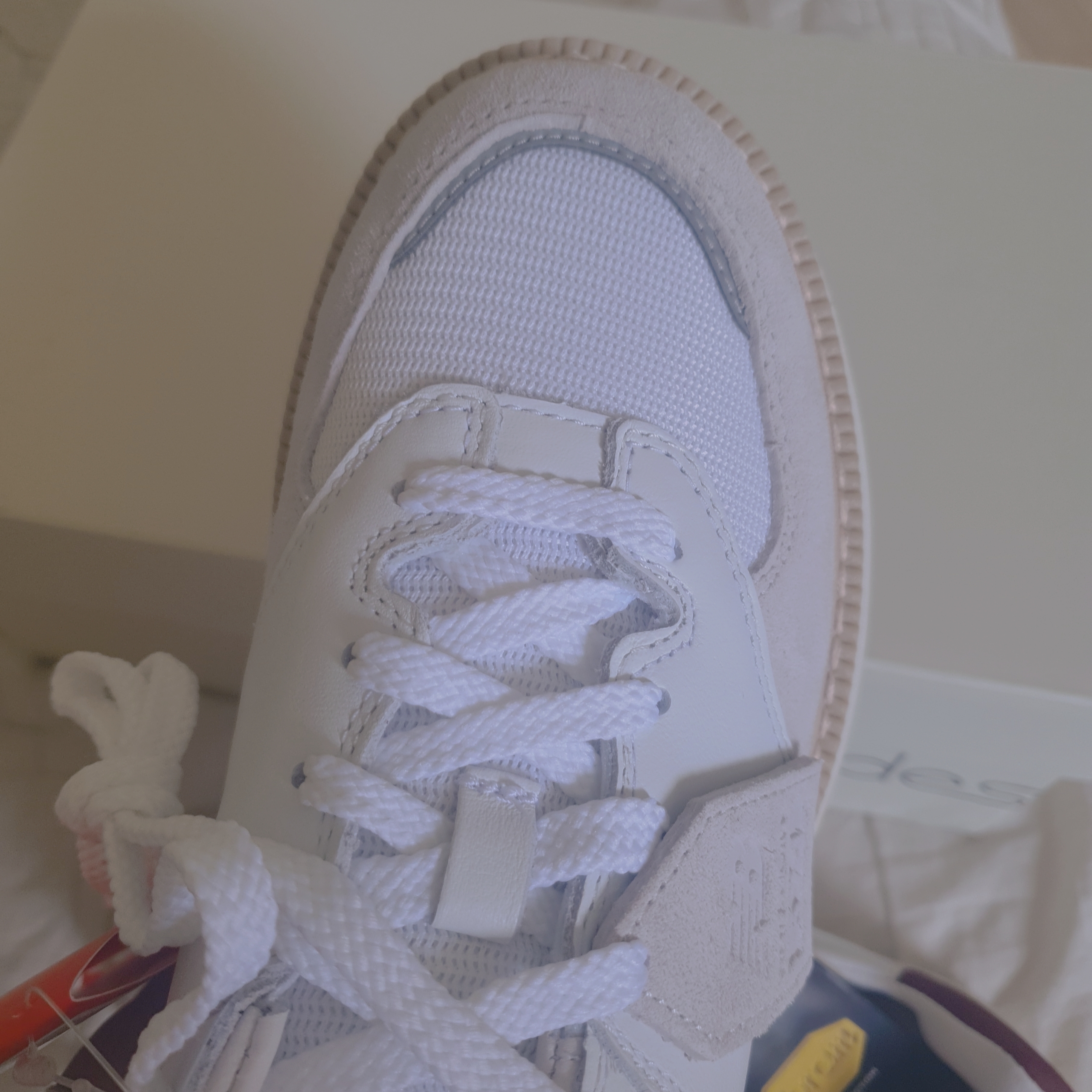New Balance x Tokyo Design Studio 574 White Burgundy 착용 스타일 - 3