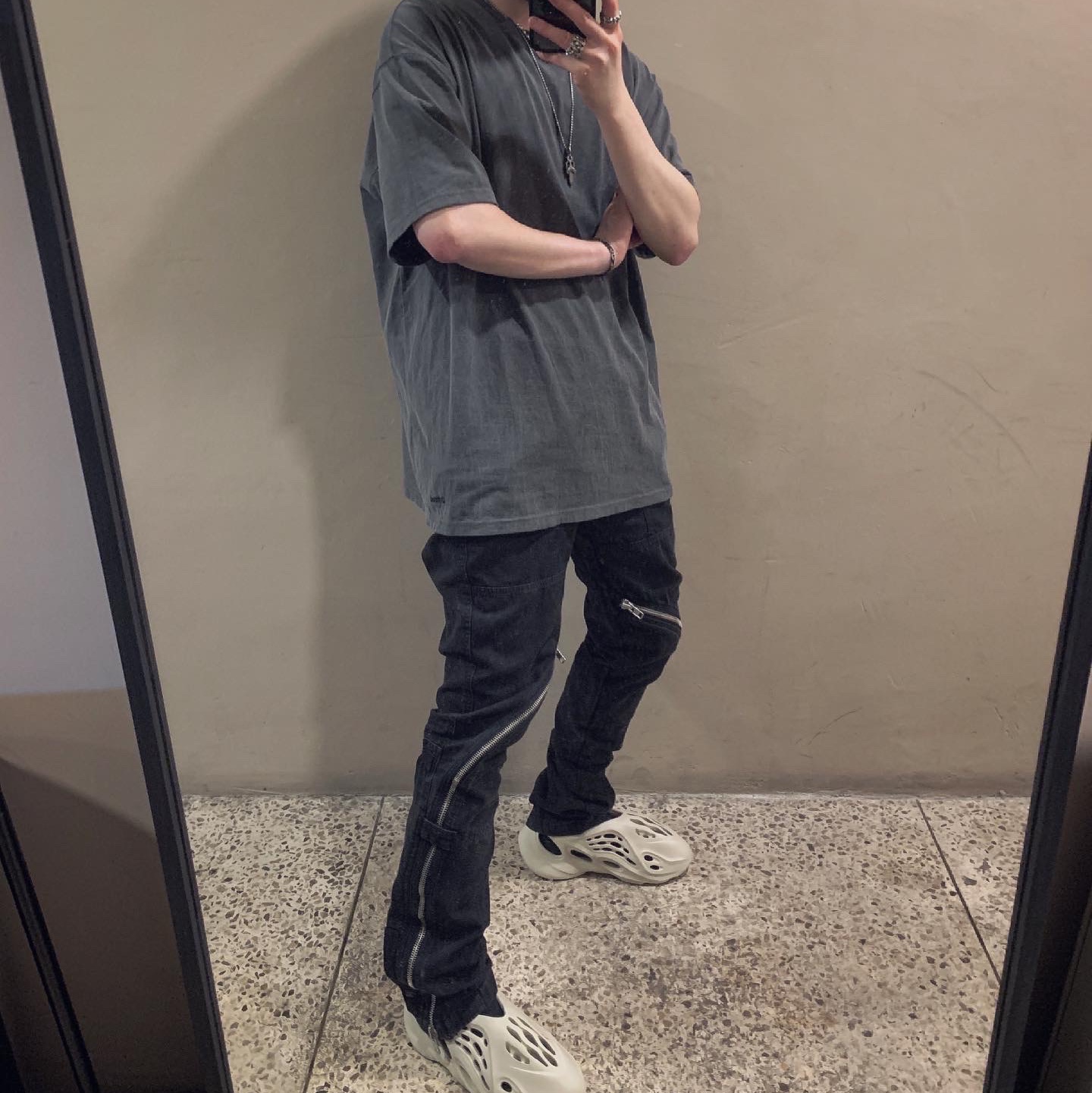 Adidas Yeezy Foam RNNR Sand 착용 스타일