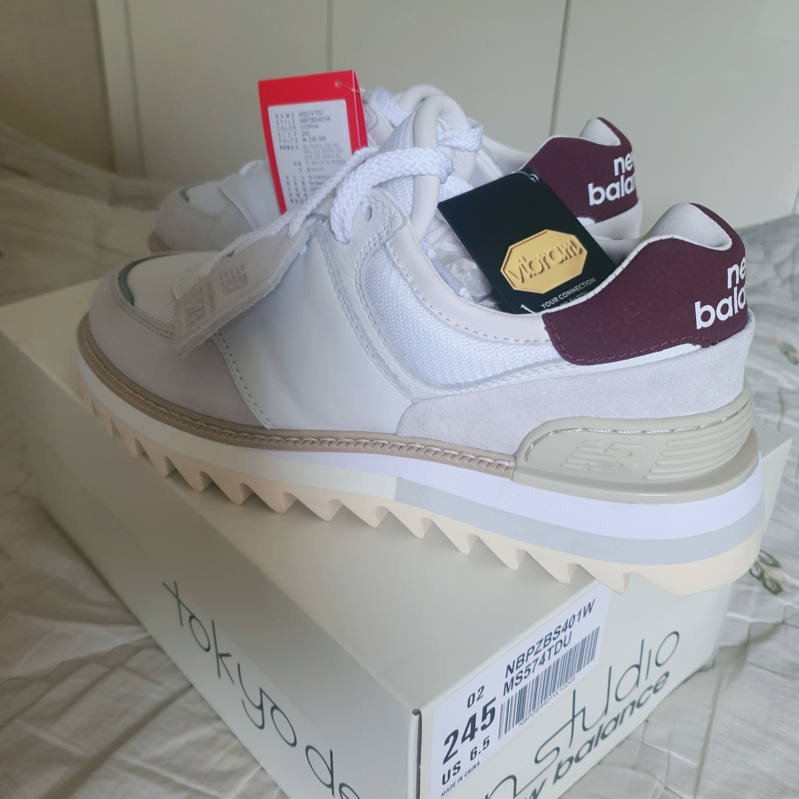 New Balance x Tokyo Design Studio 574 White Burgundy 착용 스타일 - 1