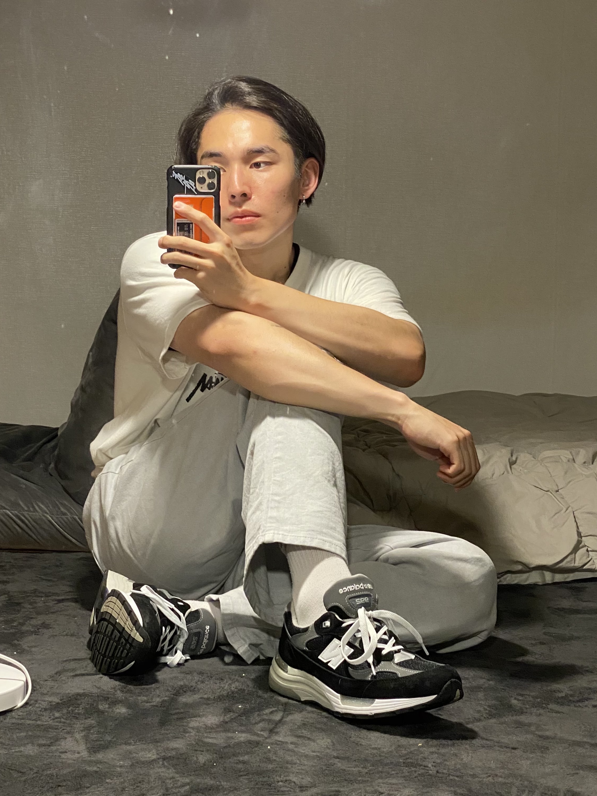 Stussy x Our Legacy Work Shop T-Shirt White, New Balance 992 Made in USA Black Grey 착용 스타일 - 1
