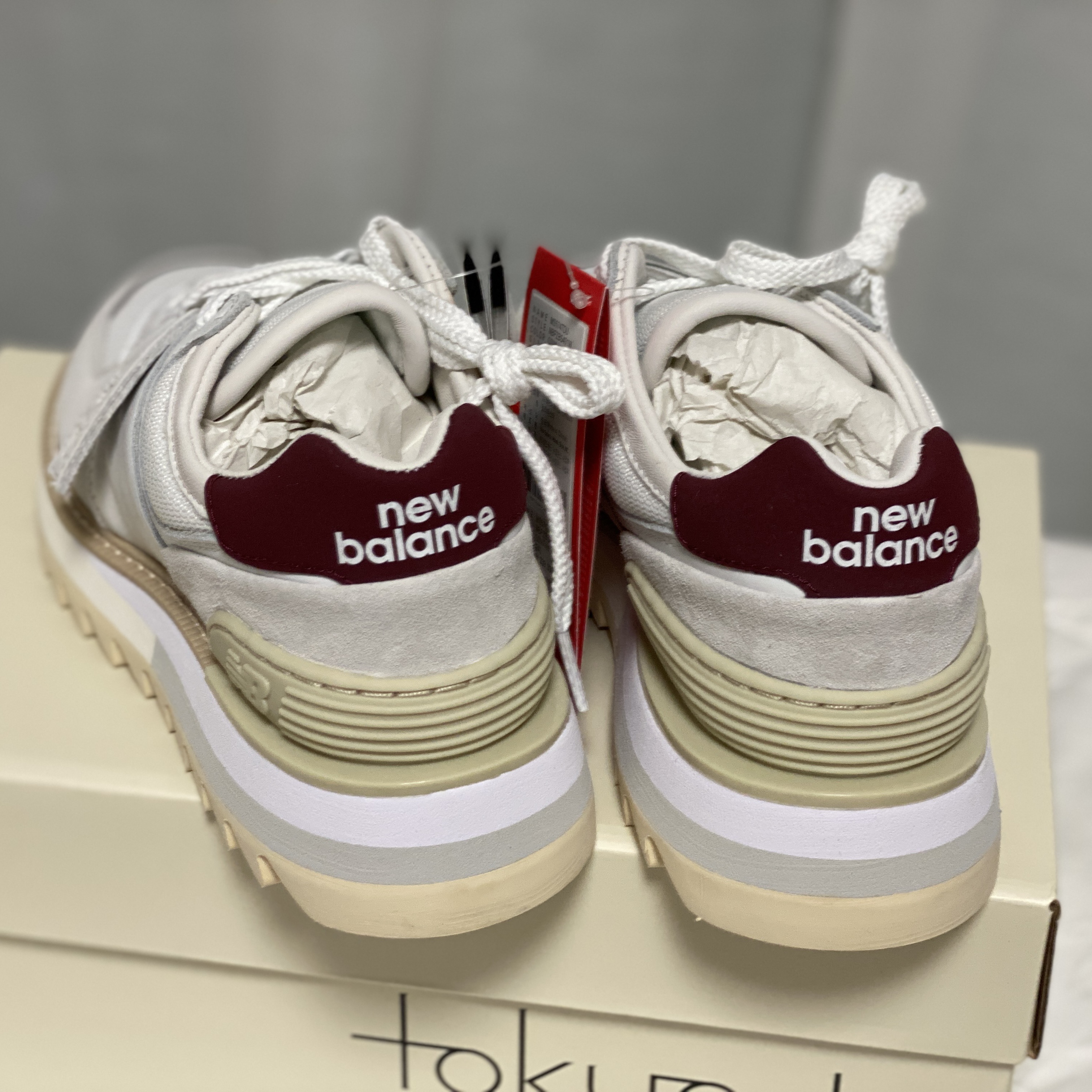 New Balance x Tokyo Design Studio 574 White Burgundy 착용 스타일 - 3