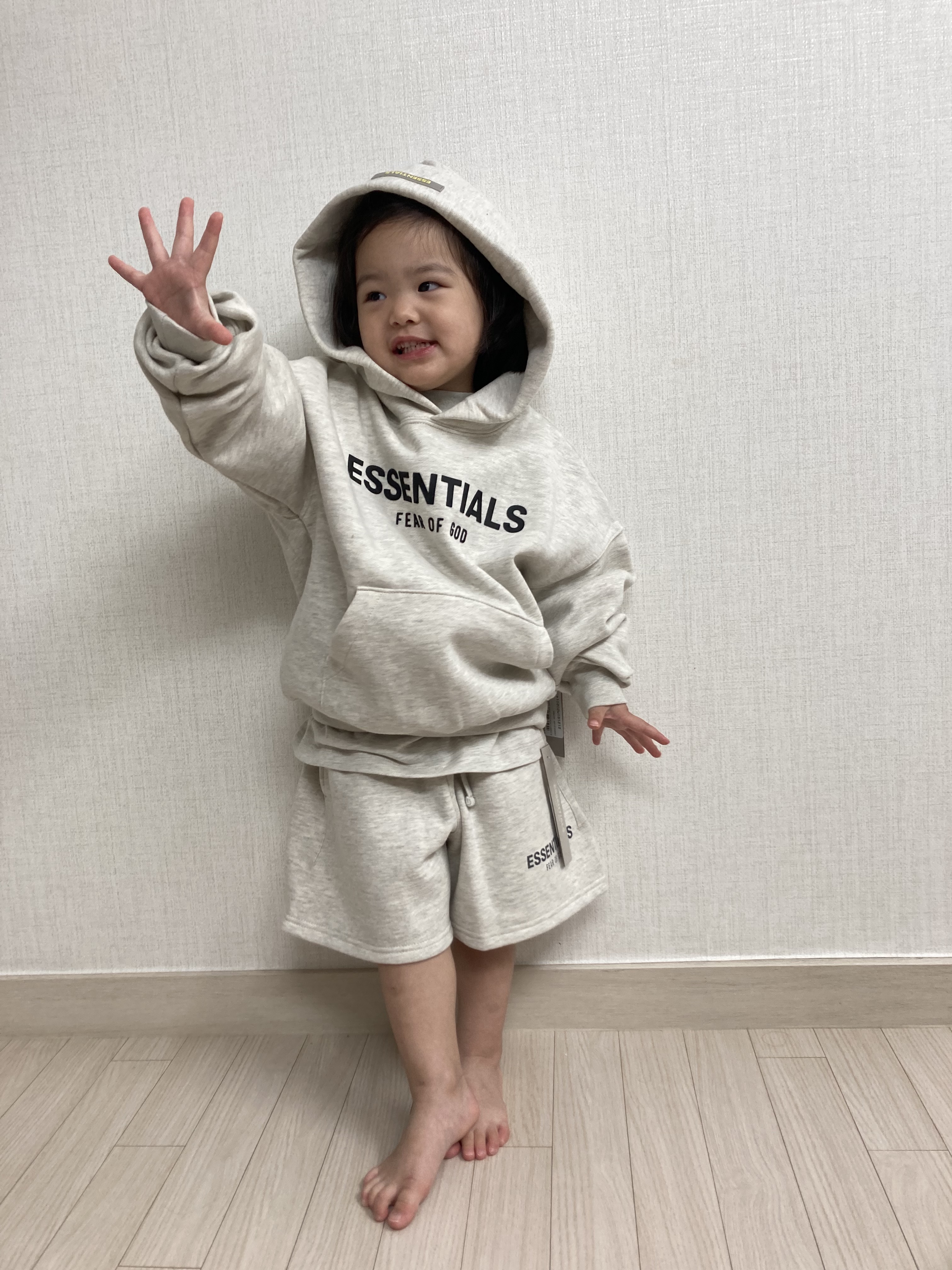 (Kids) Essentials Pull-Over Hoodie Oatmeal - 21SS, (Kids) Essentials T-Shirt Oatmeal - 21SS 착용 스타일 - 4