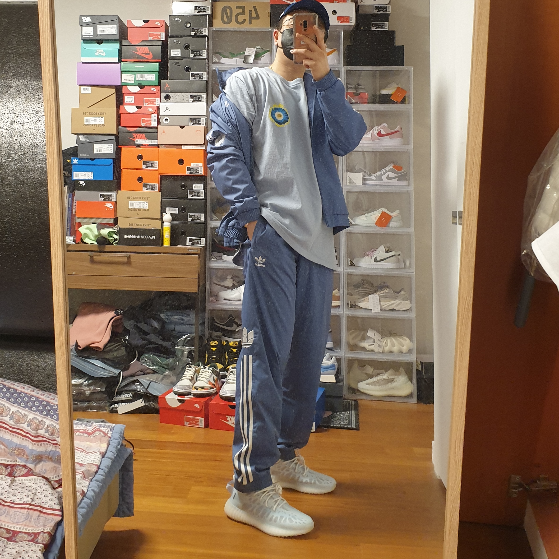 Adidas Yeezy Boost 350 V2 Mono Ice, Stussy Cosmos T-Shirt Slate 착용 스타일 - 3