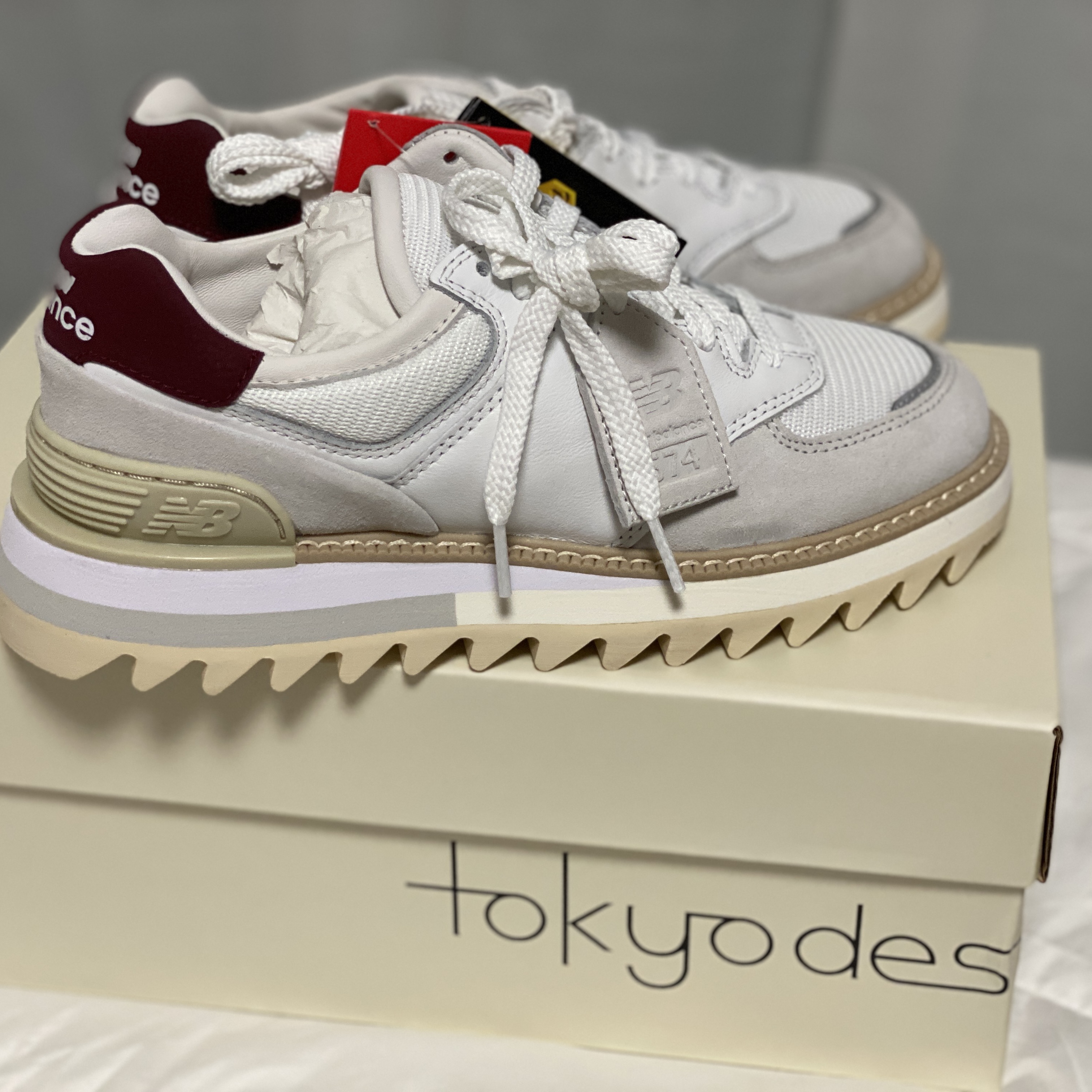 New Balance x Tokyo Design Studio 574 White Burgundy 착용 스타일 - 4